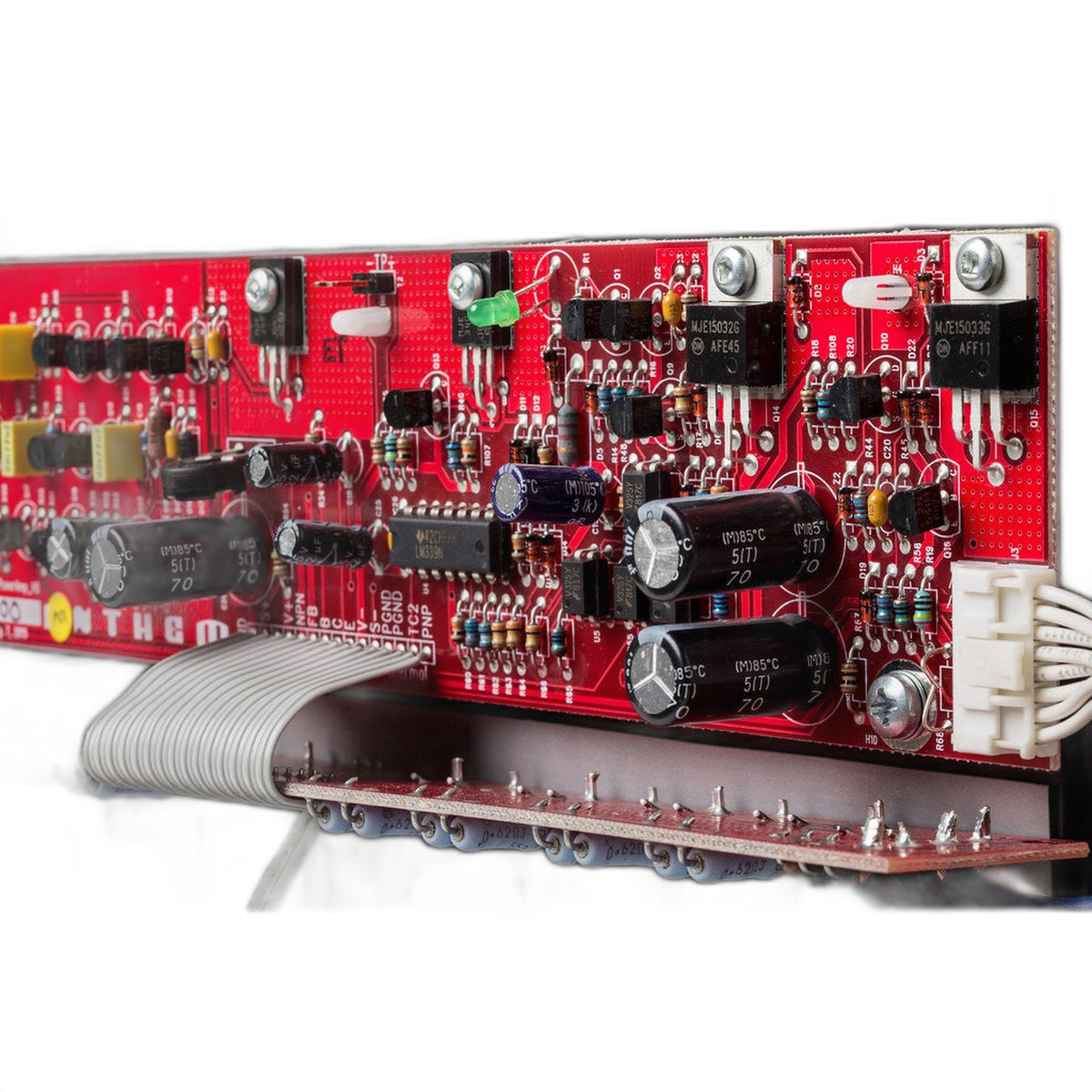 Anthem MCA 325 GEN 2 3-Kanal-Endstufe Detailansicht 2 der Platine mit Kondensatoren und Flachbandkabel