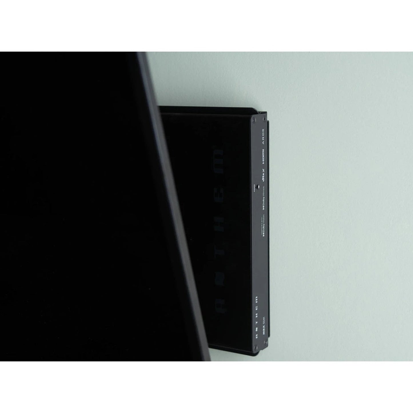 Anthem MRX-SLM AV-Receiver Lifestyle 4 seitlich hinter dem Fernseher montiert