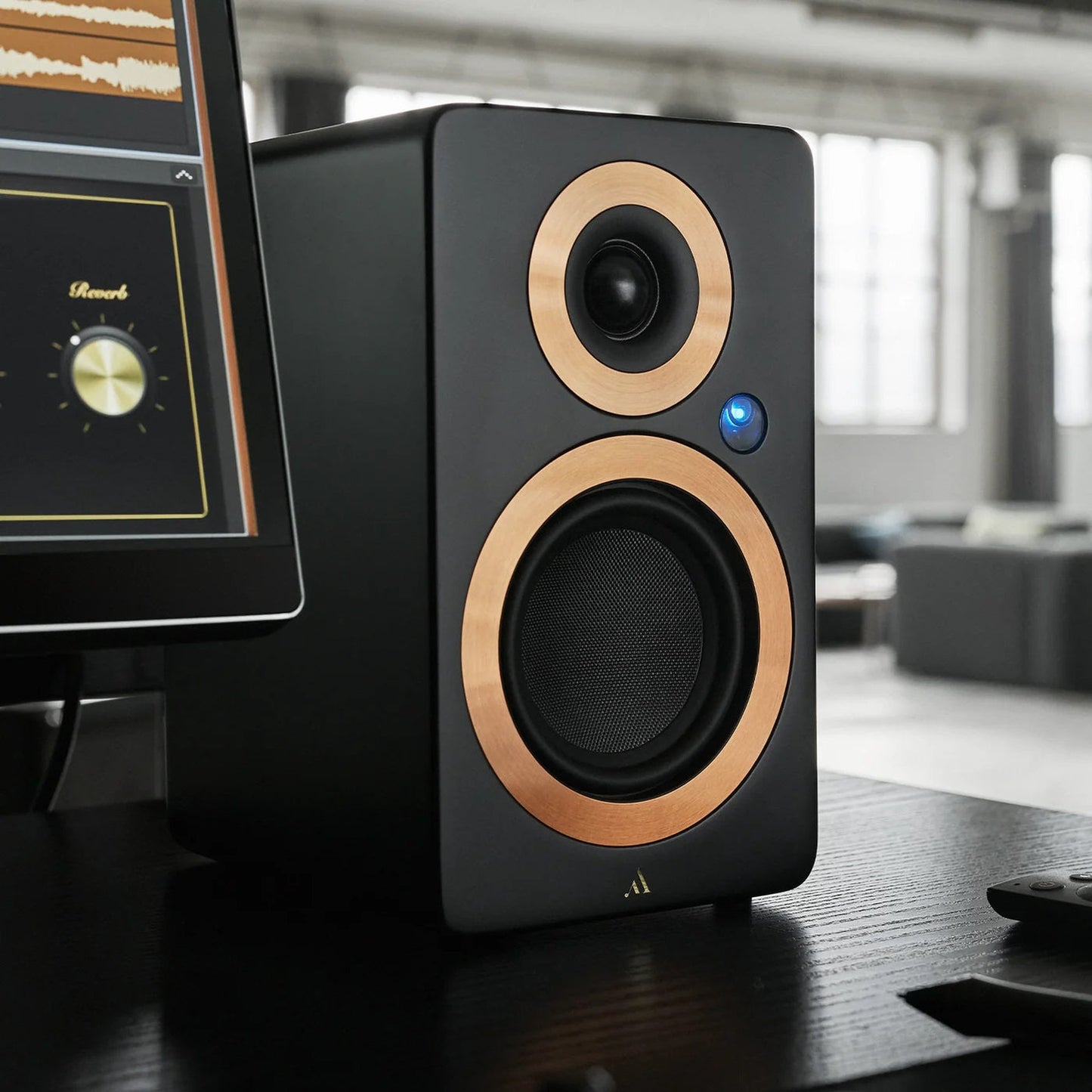 Argon Audio Forte A5 WiFi Regallautsprecher schwarz Lifestyle auf Schreibtisch im Loft