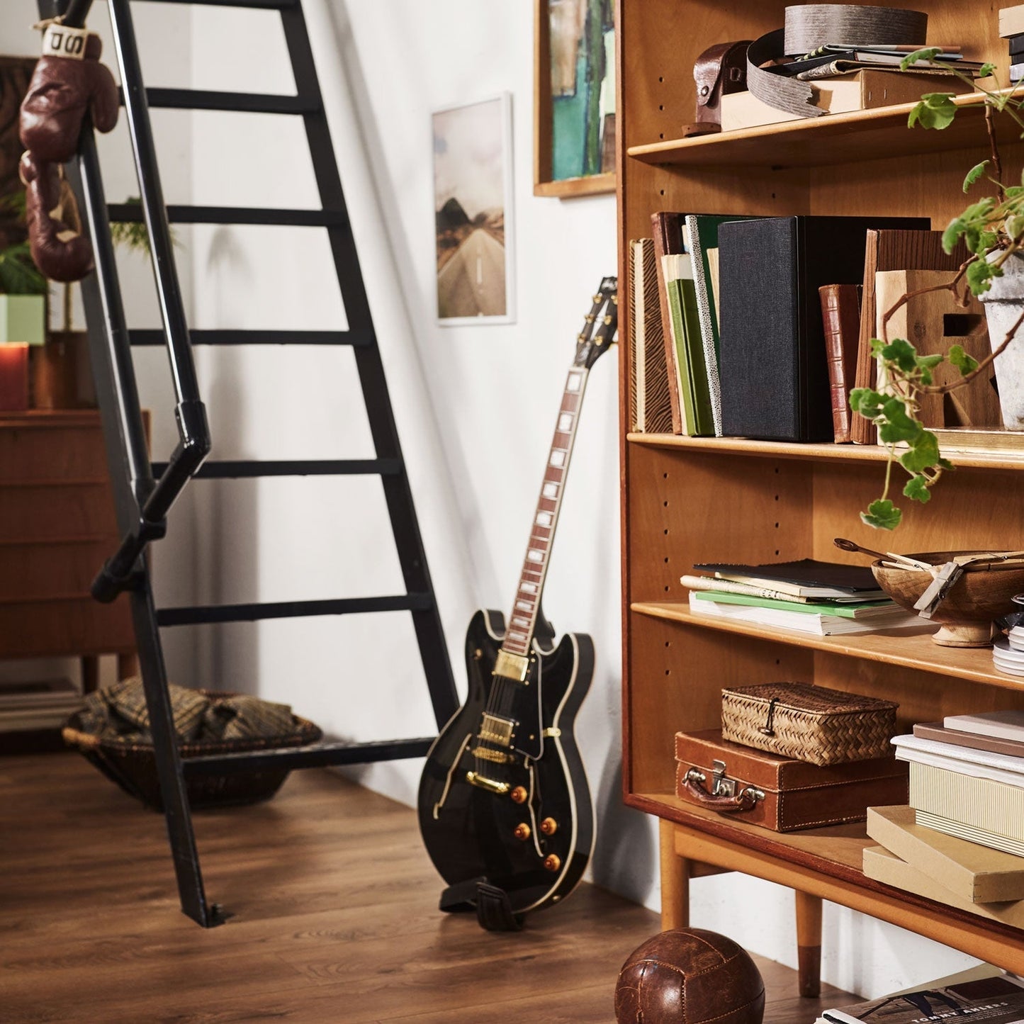 Argon Audio Forus 5 Regallautsprecher schwarz Lifestyle im Wohnraum neben Bücherregal