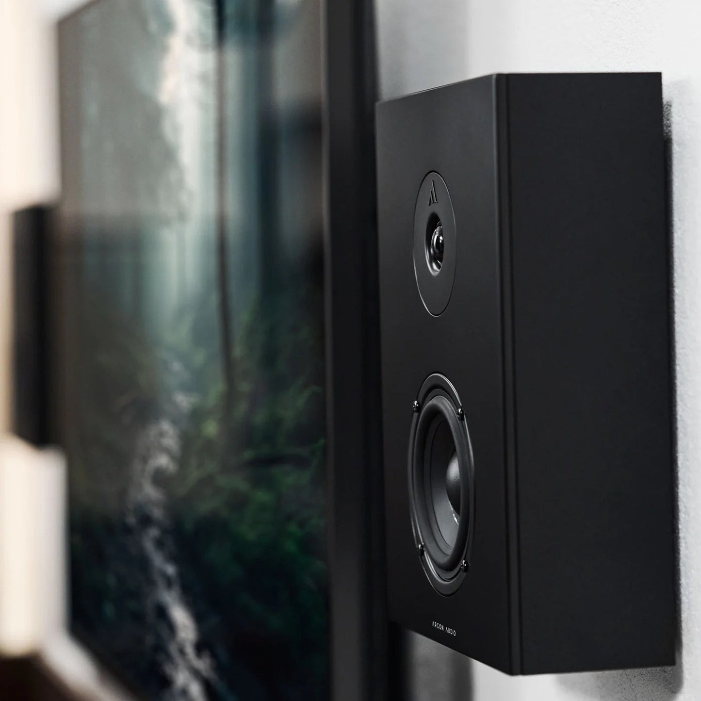 Argon Audio Forus 5 Wall Wandlautsprecher schwarz Lifestyle an der Wand im Wohnraum