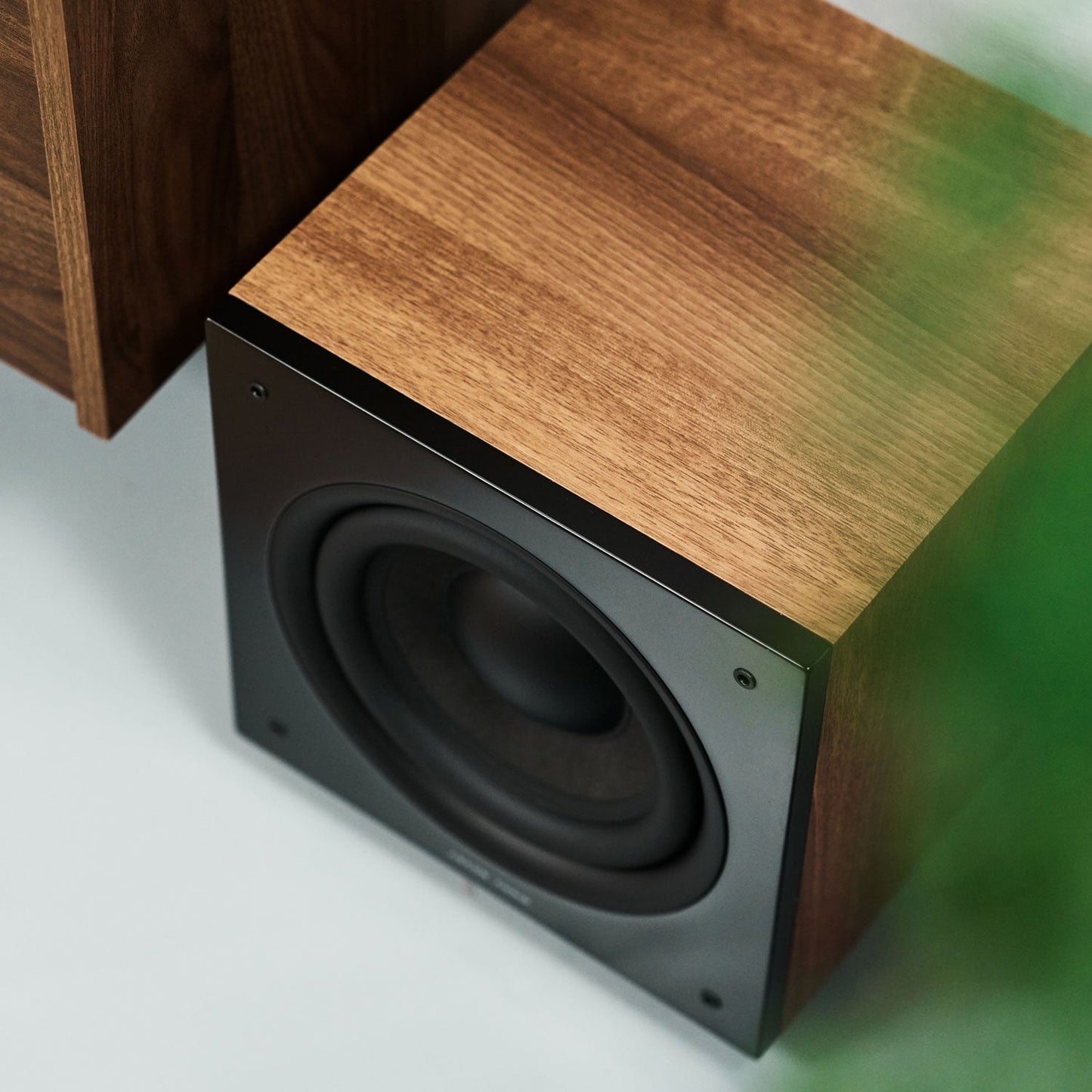 Argon Audio Malmö Sub 8 Aktiv-Subwoofer Walnuss Lifestyle unter dem Sideboard im Wohnraum