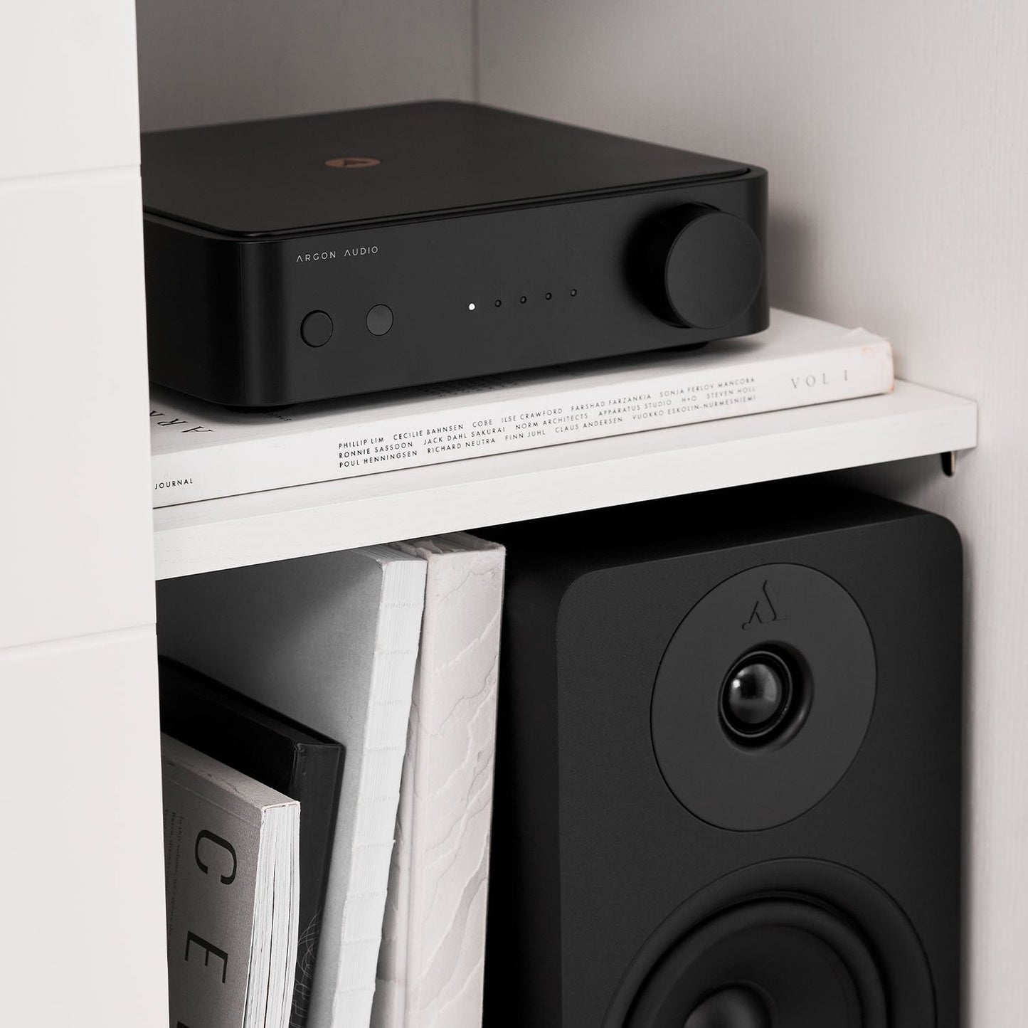 Argon Audio SA1 MK2 Vollverstärker schwarz Lifestyle auf dem Wandregal über einem Regallautsprecher