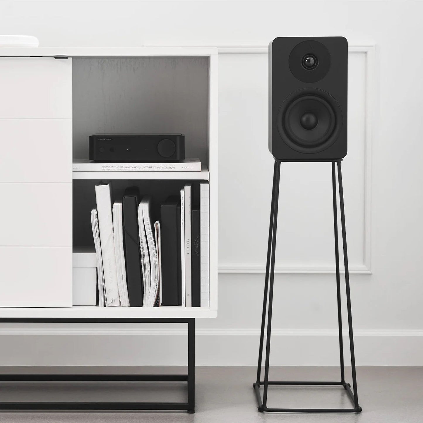 Argon Audio Stel 57 Lautsprecherständer schwarz Lifestyle im Wohnraum mit aufgesetztem Regallautsprecher