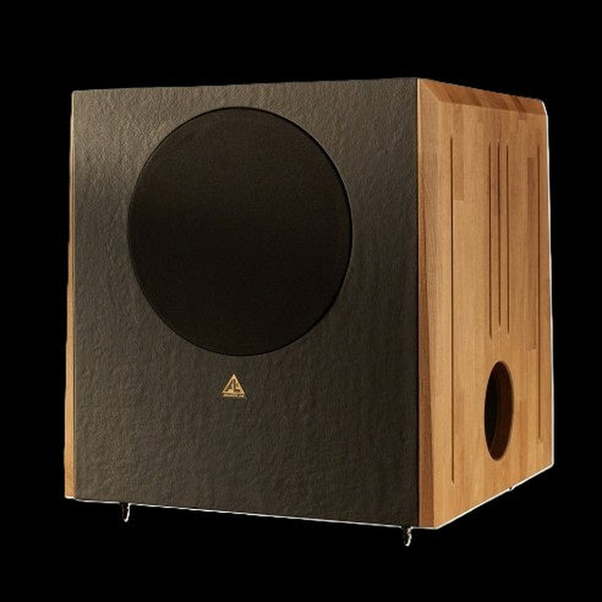 Atlantis Lab SUB AT 33 Passiv-Subwoofer Schrägansicht mit Abdeckung über dem Woofer