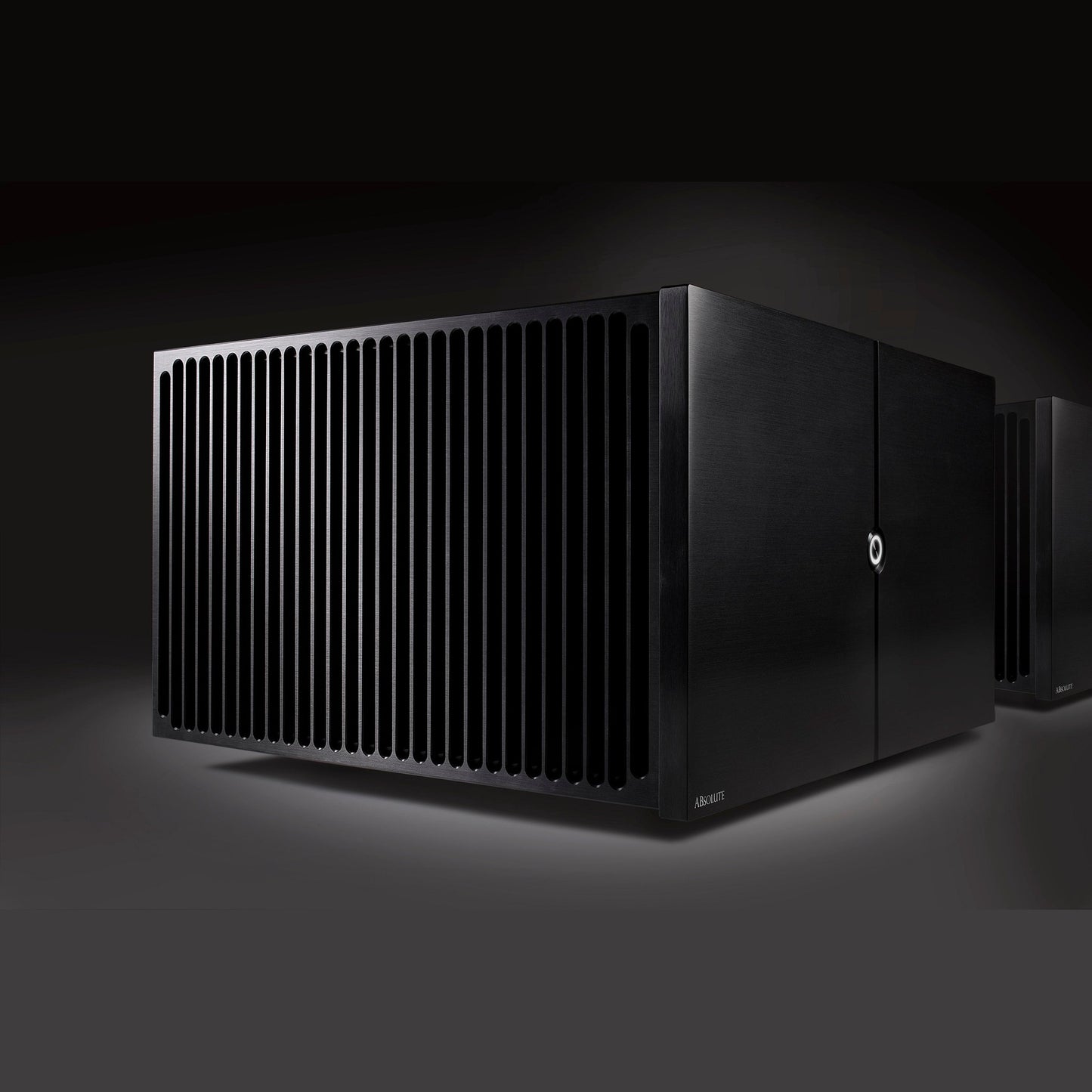 Audio Analogue ABsolute PA Mono Endstufe Schwarz, Schrägansicht mit Kühlrippen, zweites Gerät im Hintergrund
