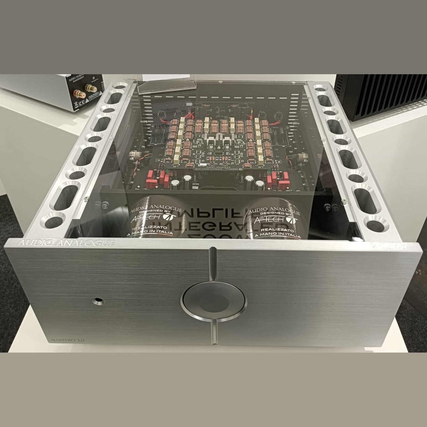 Audio Analogue Maestro Anniversary 2.0 Vollverstärker Silber, Innenansicht mit Siebkondensatoren unter Glasdeckel