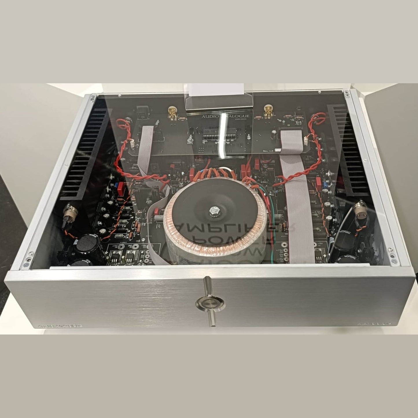 Audio Analogue Pure AA100DM Stereo-Endverstärker, Innenansicht mit Ringkerntransformator und Platinen