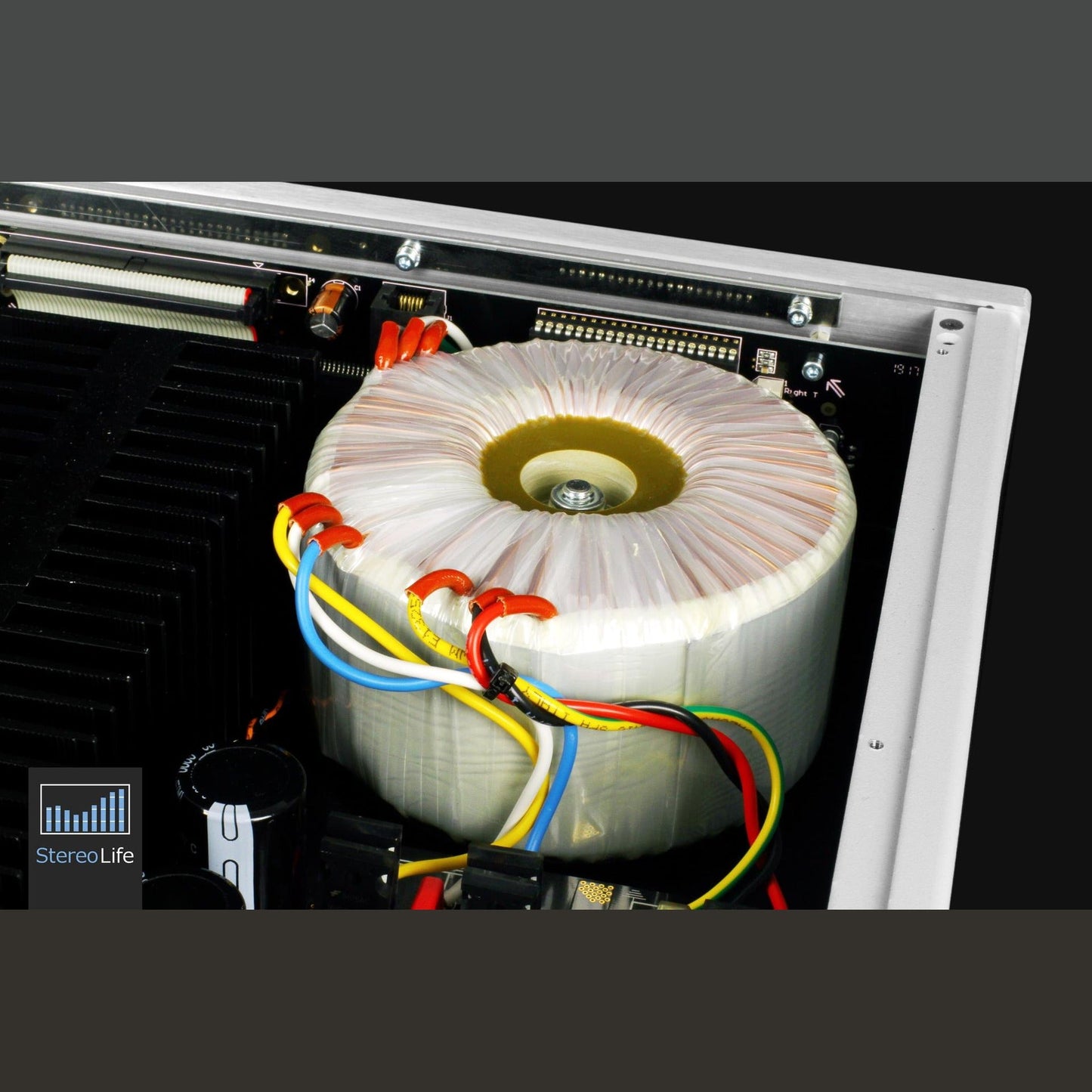 Audio Analogue Pure AACento Vollverstärker Silber, Innenansicht mit Ringkerntransformator im Gehäuserahmen