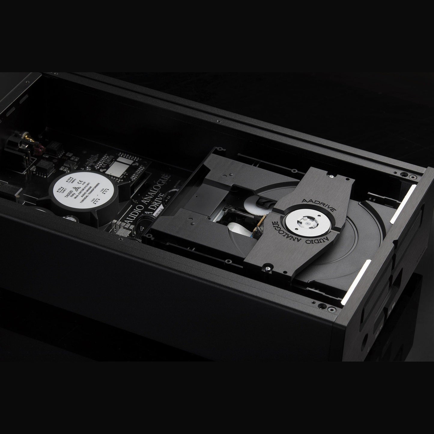 Audio Analogue Pure AADrive CD-Laufwerk silber, Innenansicht mit Laufwerk und Platine im offenen Gehäuse