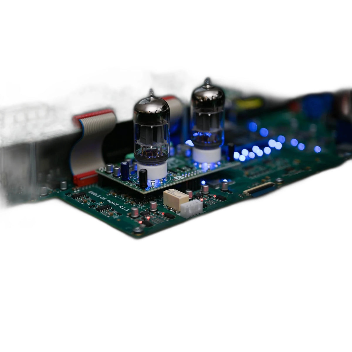 AVM Evolution MP 5.3 Streaming-Vorverstärker Innenansicht der Platine mit Röhrensockeln und Flachbandkabel