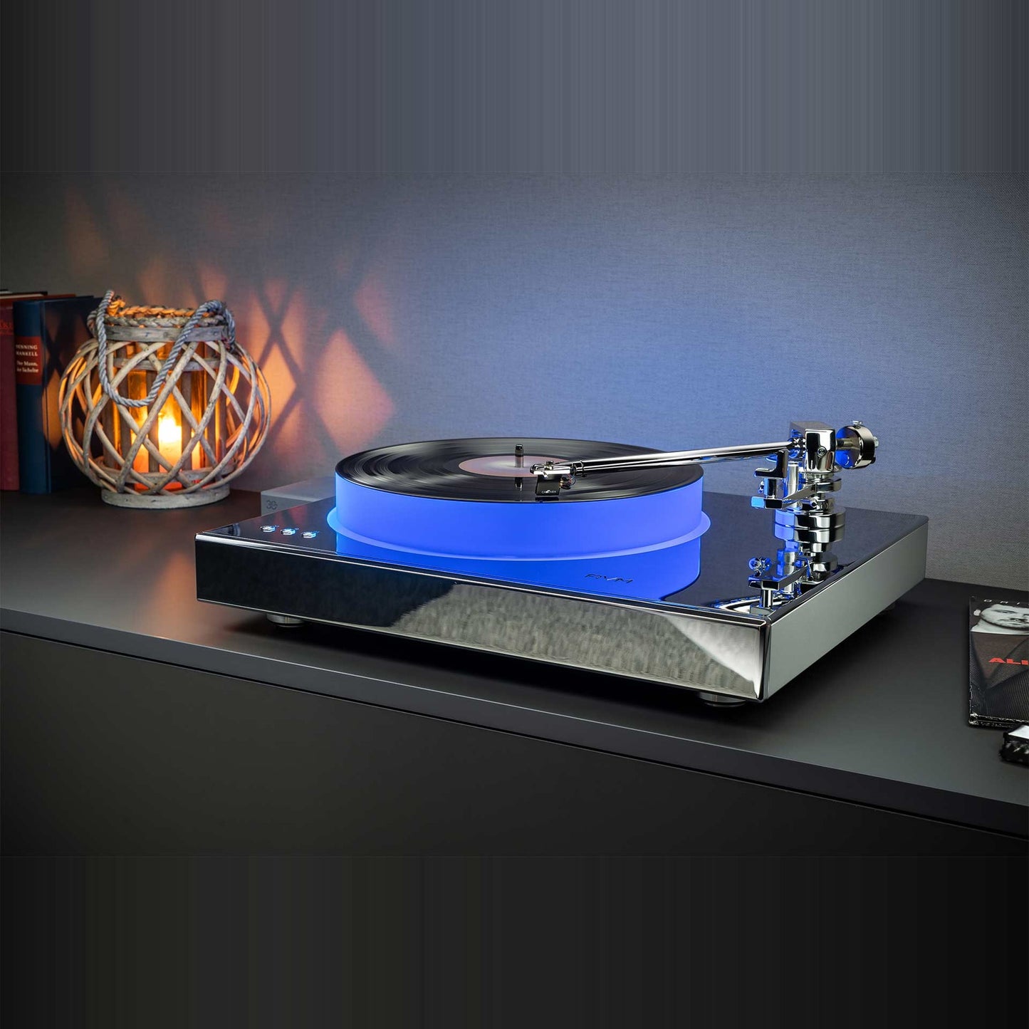 AVM Rotation R 5.3 MK2 Plattenspieler Cellini Chrom Lifestyle auf Sideboard im Wohnraum