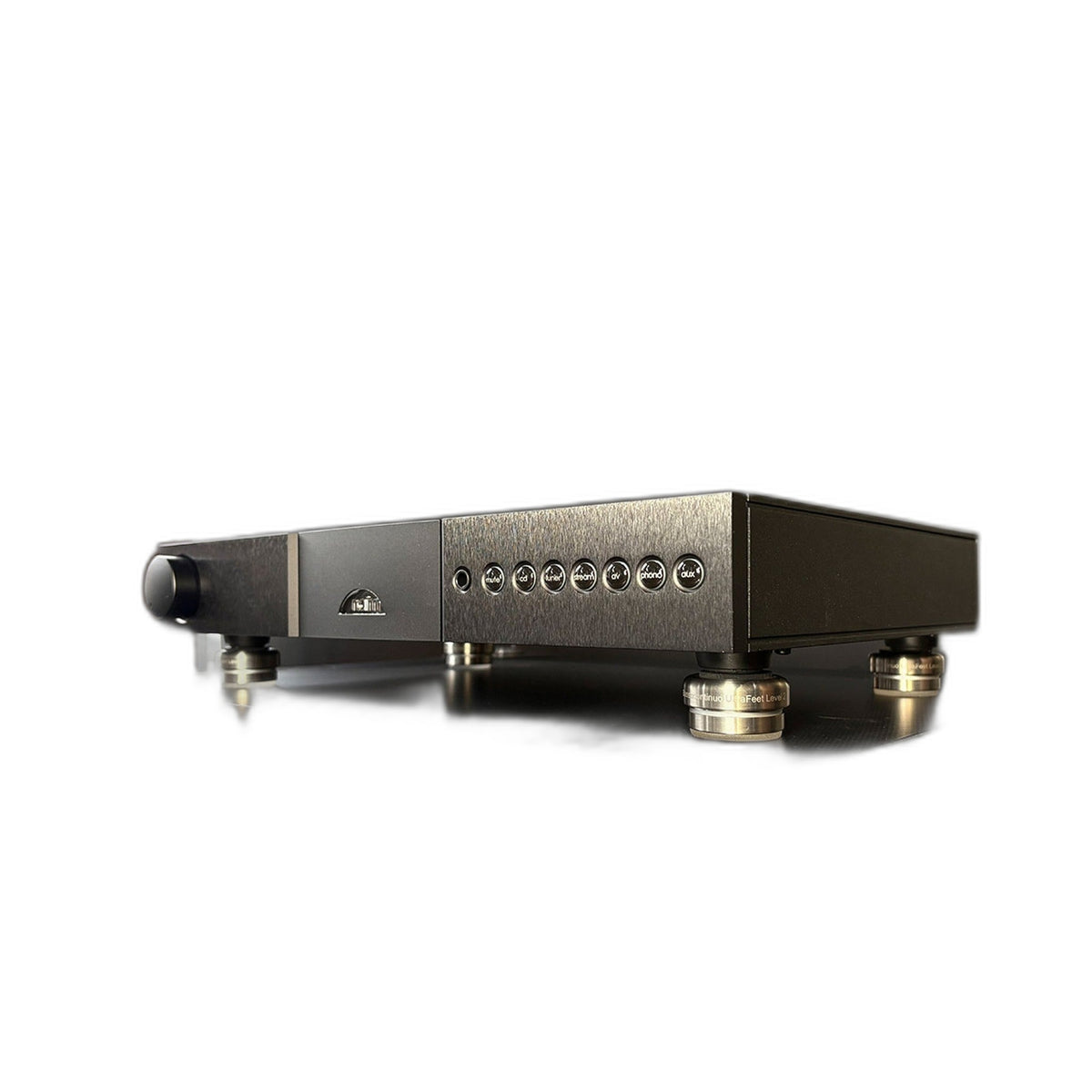 Bassocontinuo Ultra Feet Level 2 Silber Isolationsfuss im Einsatz unter einem HiFi-Gerät
