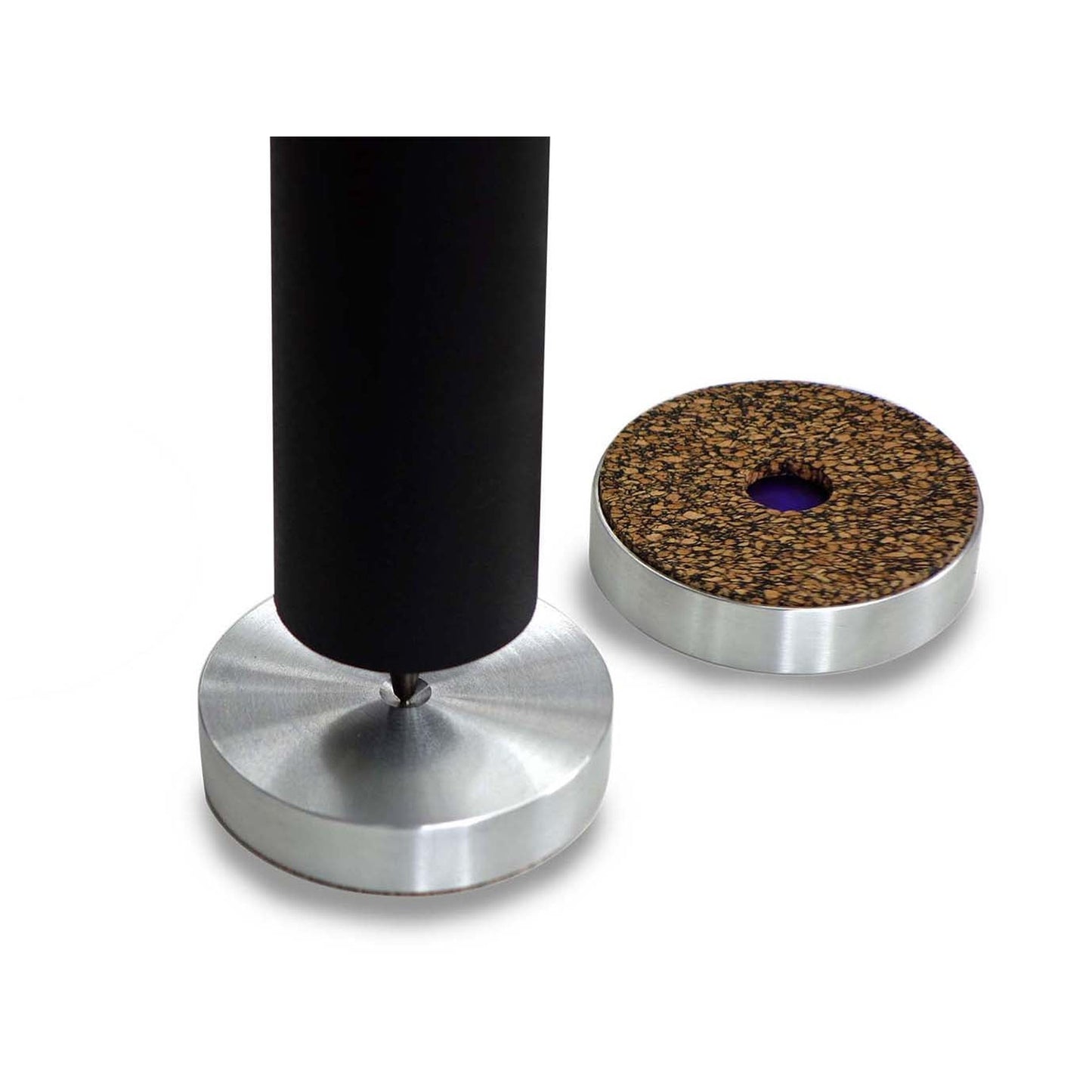 bFly-Audio b.Disc Pro MK2 Absorber-Unterlegscheibe Detailansicht unter einem Rack-Spike neben der Kork-Unterseite