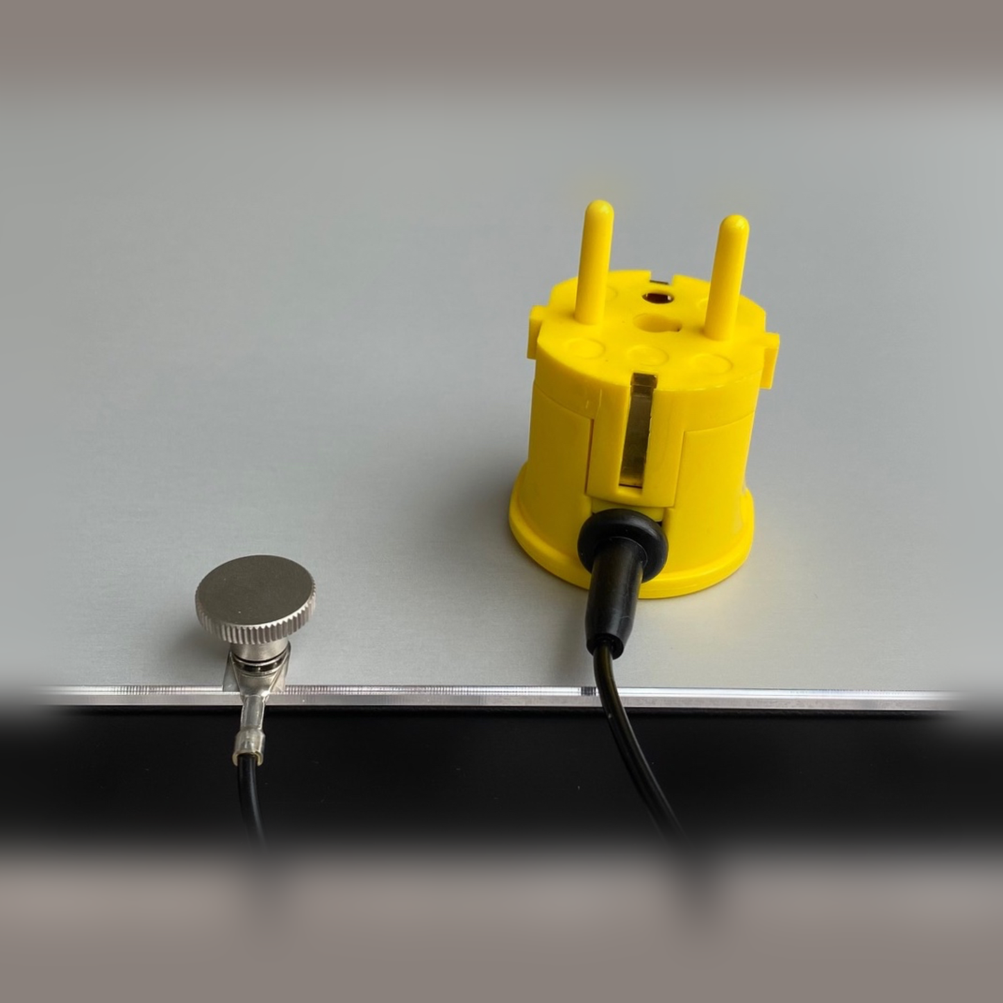 bFly-Audio PowerBase Gerätebasis mit Erdung Detailansicht Erdungsanschluss und Steckverbindung