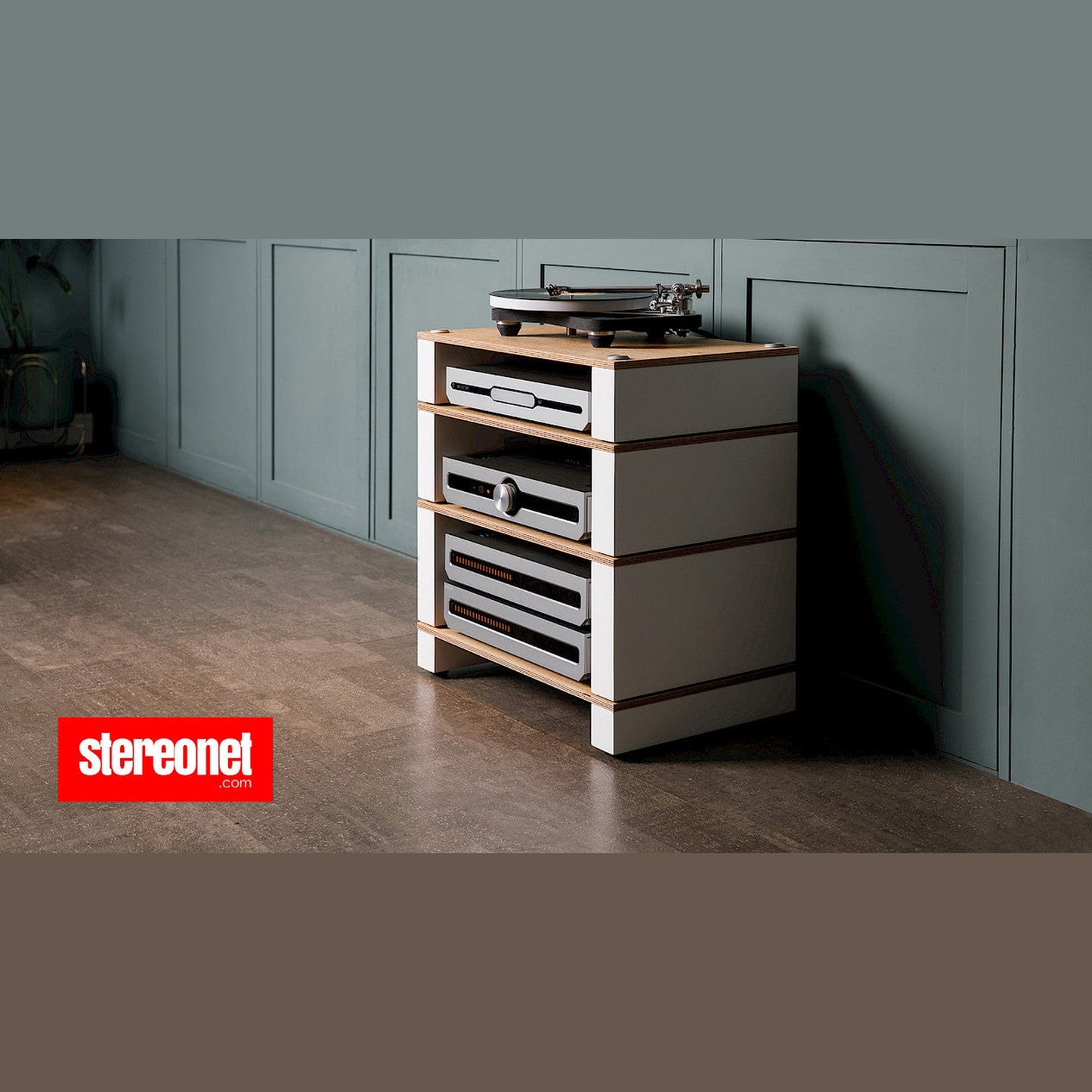 Blok Stax 2G 4-Shelf HiFi-Rack Esche Natur/Satinweiss, Lifestyle mit Plattenspieler und HiFi-Komponenten