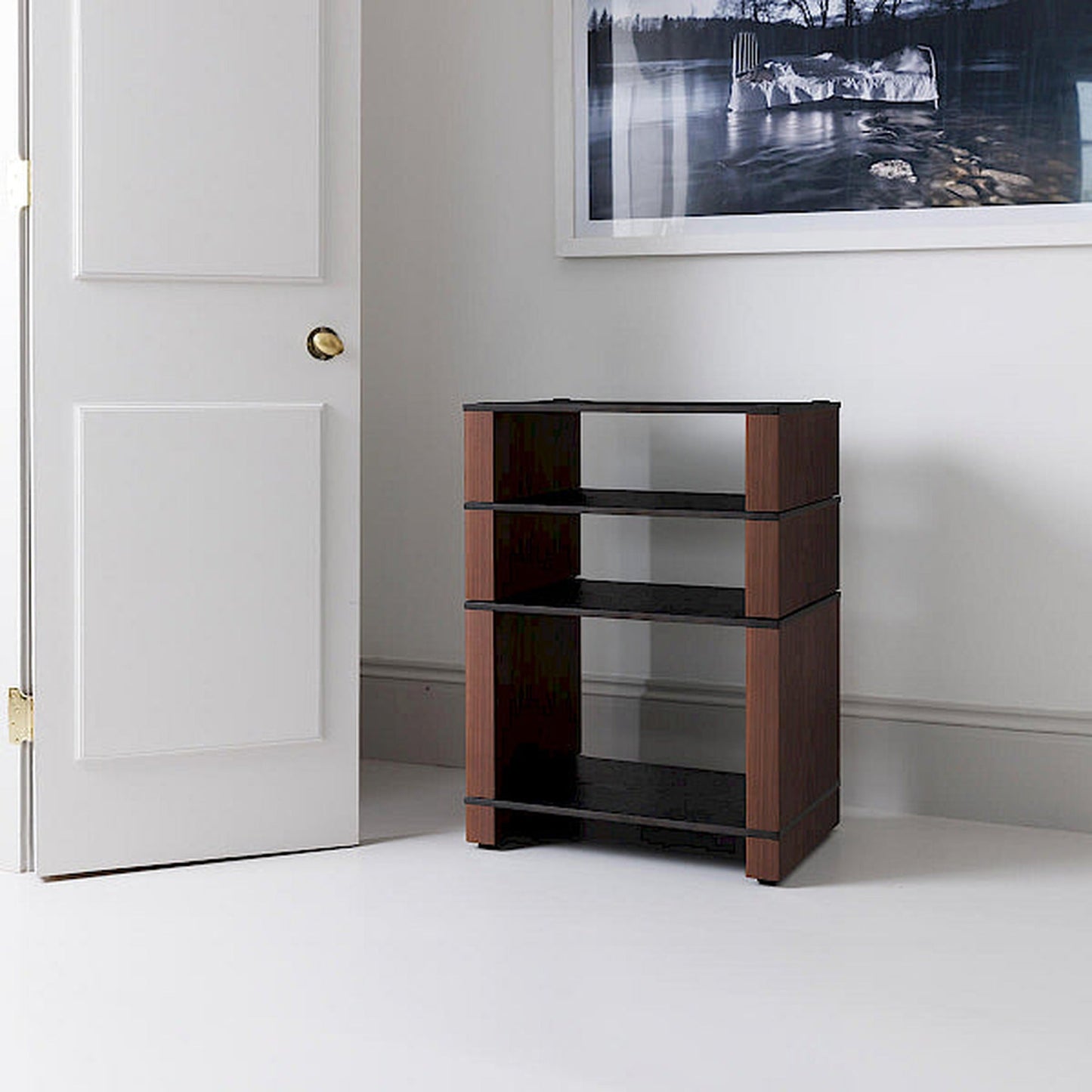 Blok Stax 2G Modul LP HiFi-Rack-Modul Esche Schwarz/Nussbaum, Lifestyle als Teil eines Stax-2G-Racks neben einer Zimmertür
