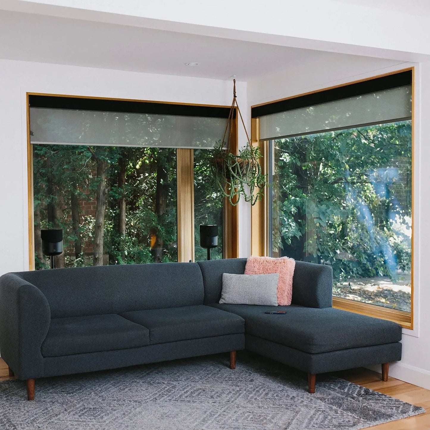 Bluesound Pulse M Streaming-Lautsprecher Schwarz Lifestyle als Paar auf Fenstersimsen im Wohnraum