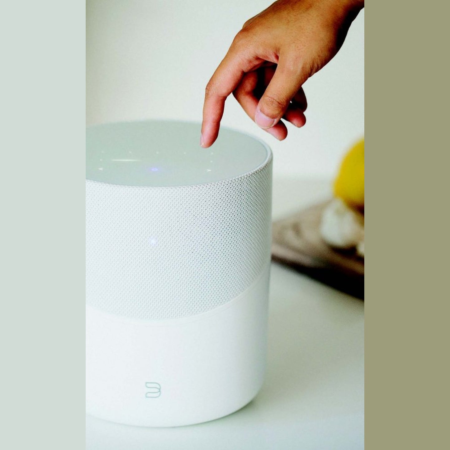 Bluesound Pulse M Streaming-Lautsprecher Weiss Detailansicht des Touch-Bedienfelds mit Fingerbedienung