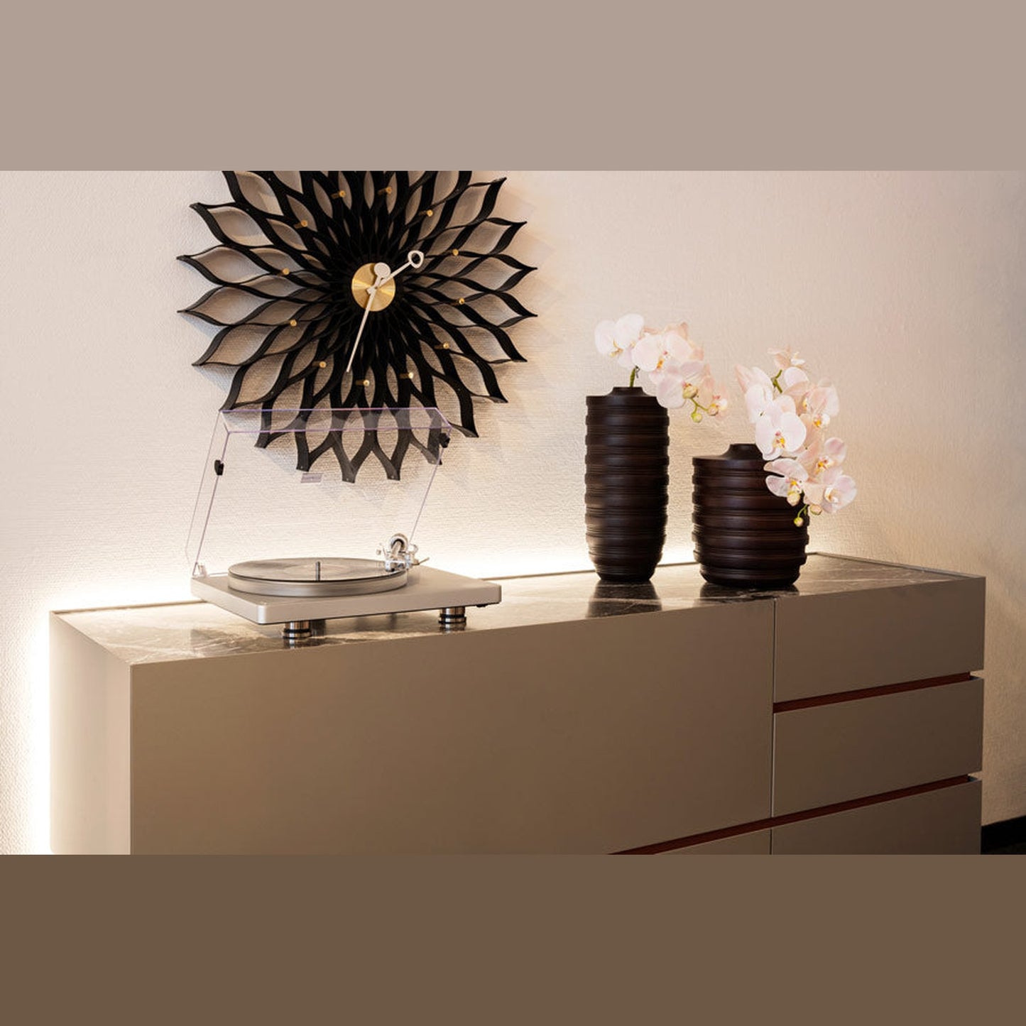 Clearaudio compass Plattenspieler Lifestyle auf hellem Sideboard im Wohnraum, Silber
