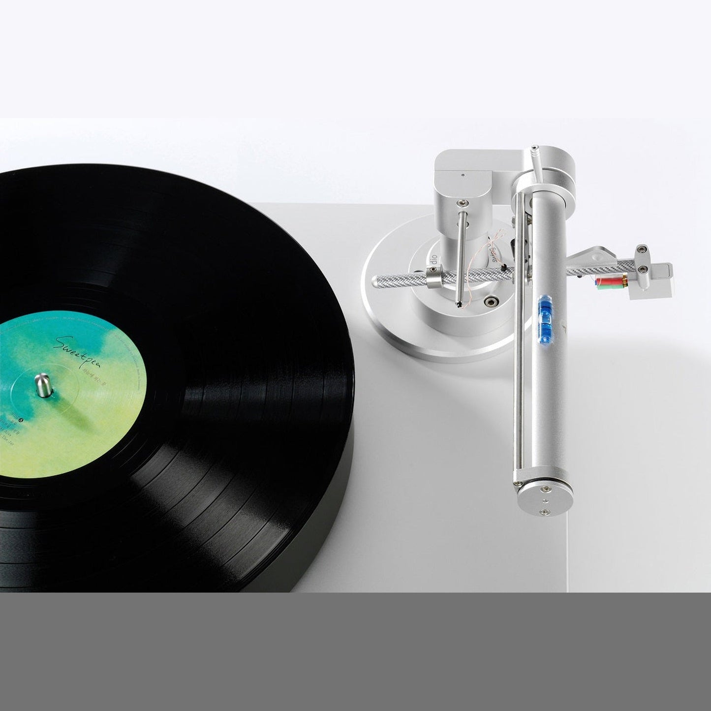 Clearaudio TT5 Tangential-Tonarm + Swing Base Detailansicht in weggeschwenkter Parkposition