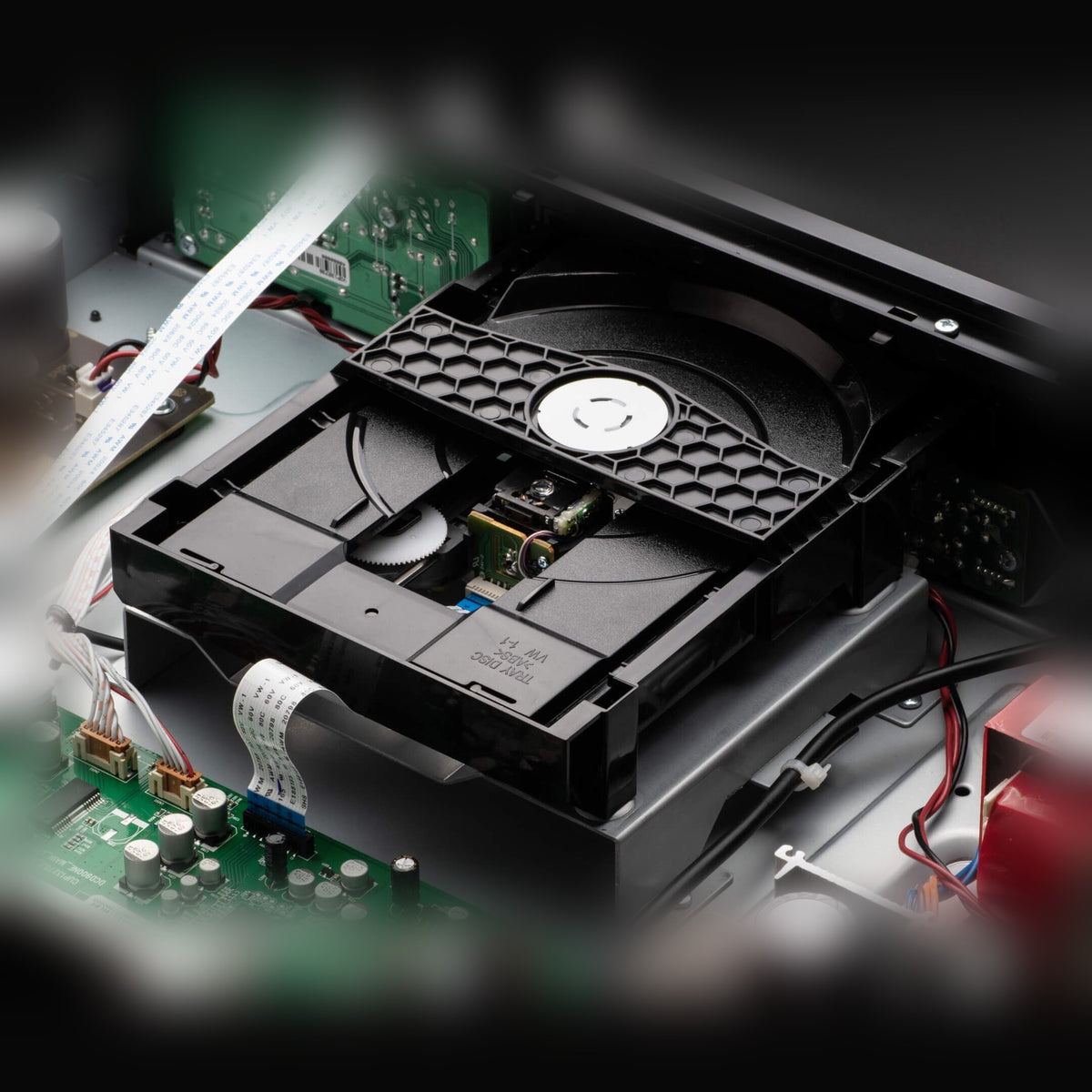 Denon DCD-900NE CD-Player Detailansicht CD-Laufwerksmechanik im geöffneten Gehäuse