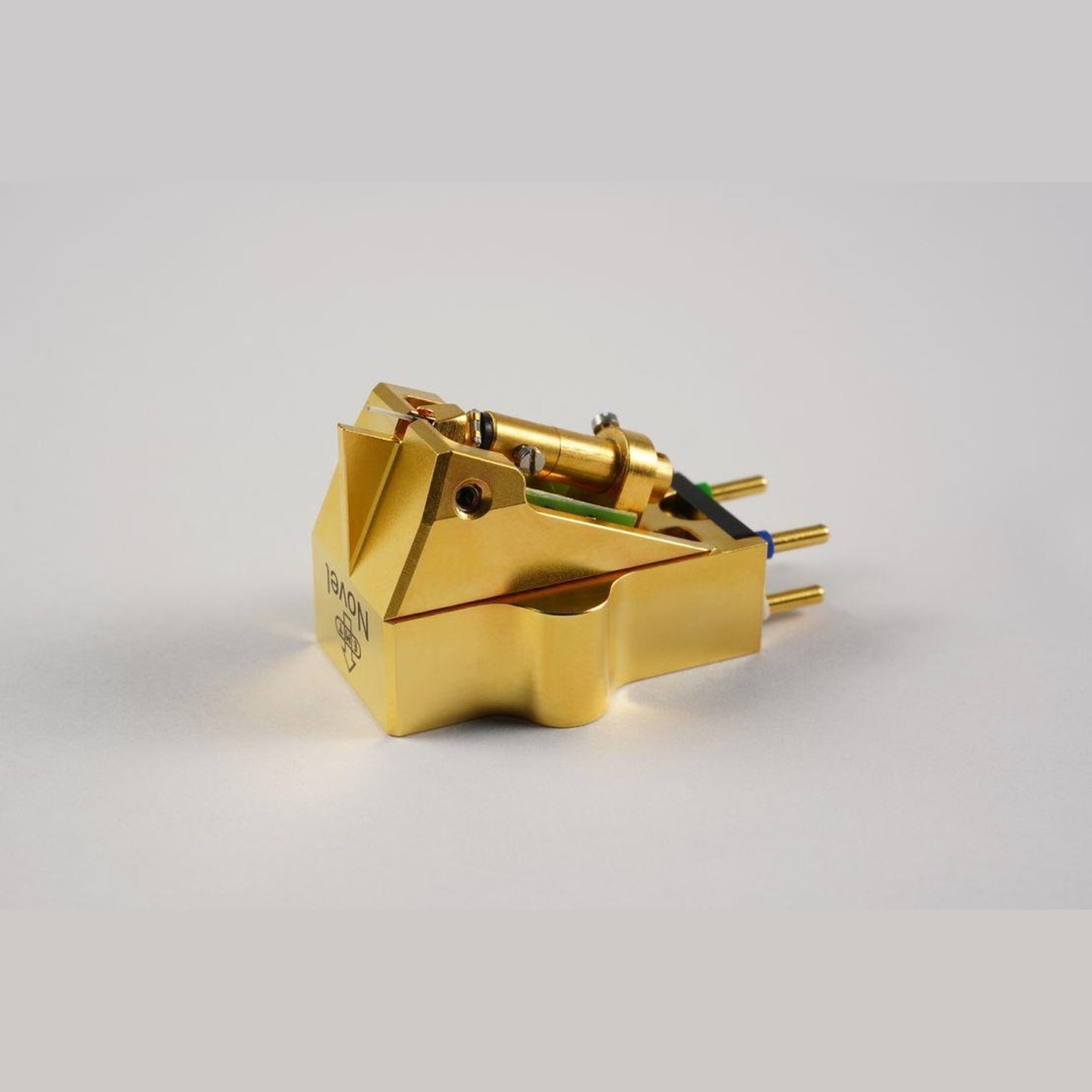 EMT JSD Novel Gold MC-Tonabnehmer mit goldenem Gehäuse und Anschlusspins Schrägansicht