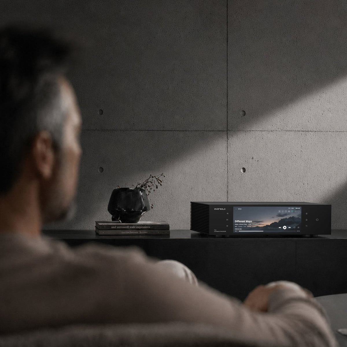 Eversolo T10 Streaming-Transport Lifestyle im Wohnraum, Detail