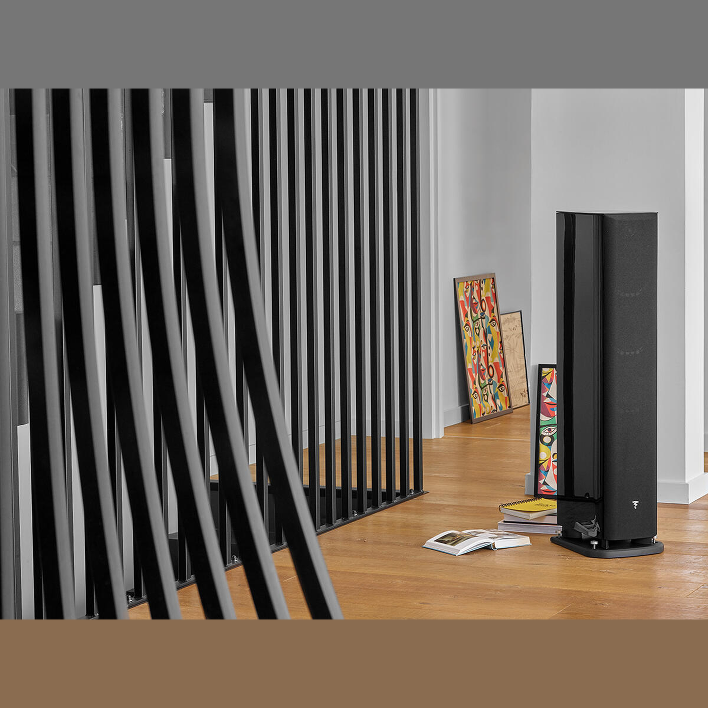 Focal Aria EVO X N°3 Standlautsprecher Schwarz Hochglanz Lifestyle vor Lamellenwand mit Abdeckung