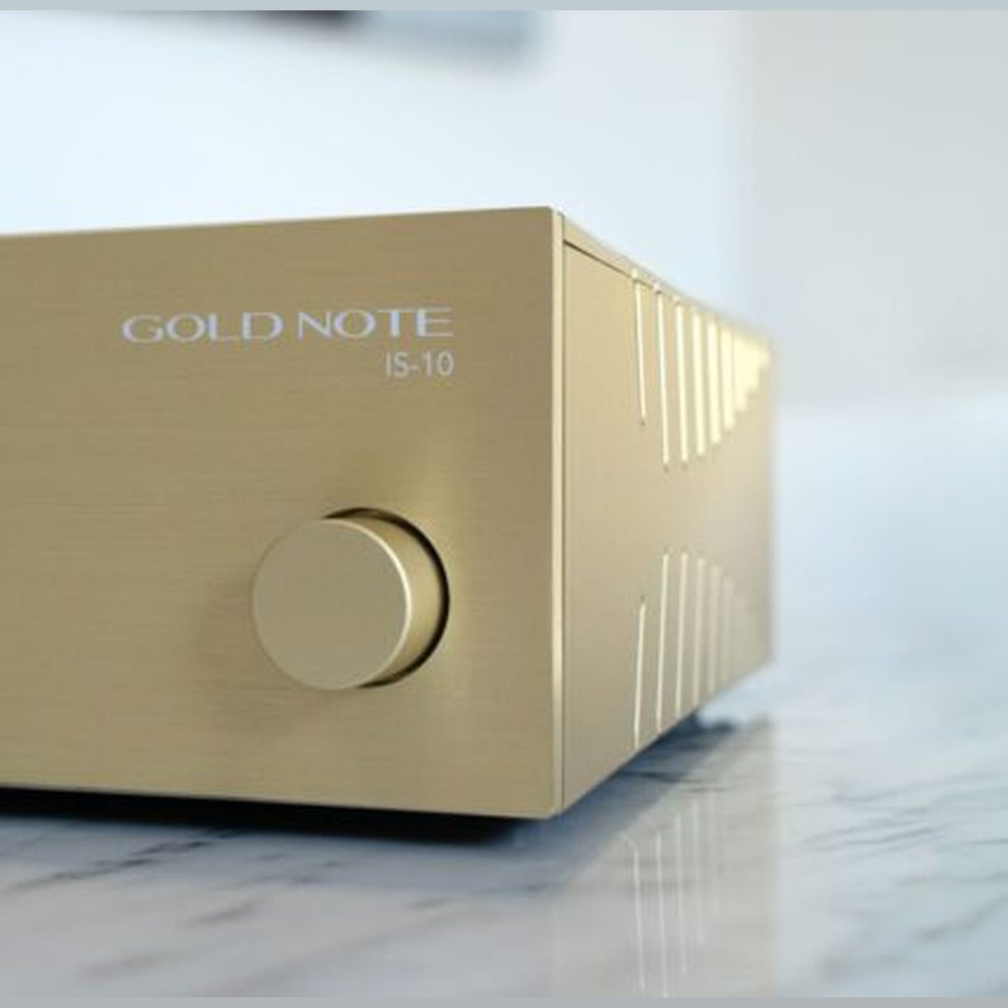 Gold Note IS-10 Streaming-Vollverstärker Gold Detailansicht Frontblende mit Lautstärkeregler