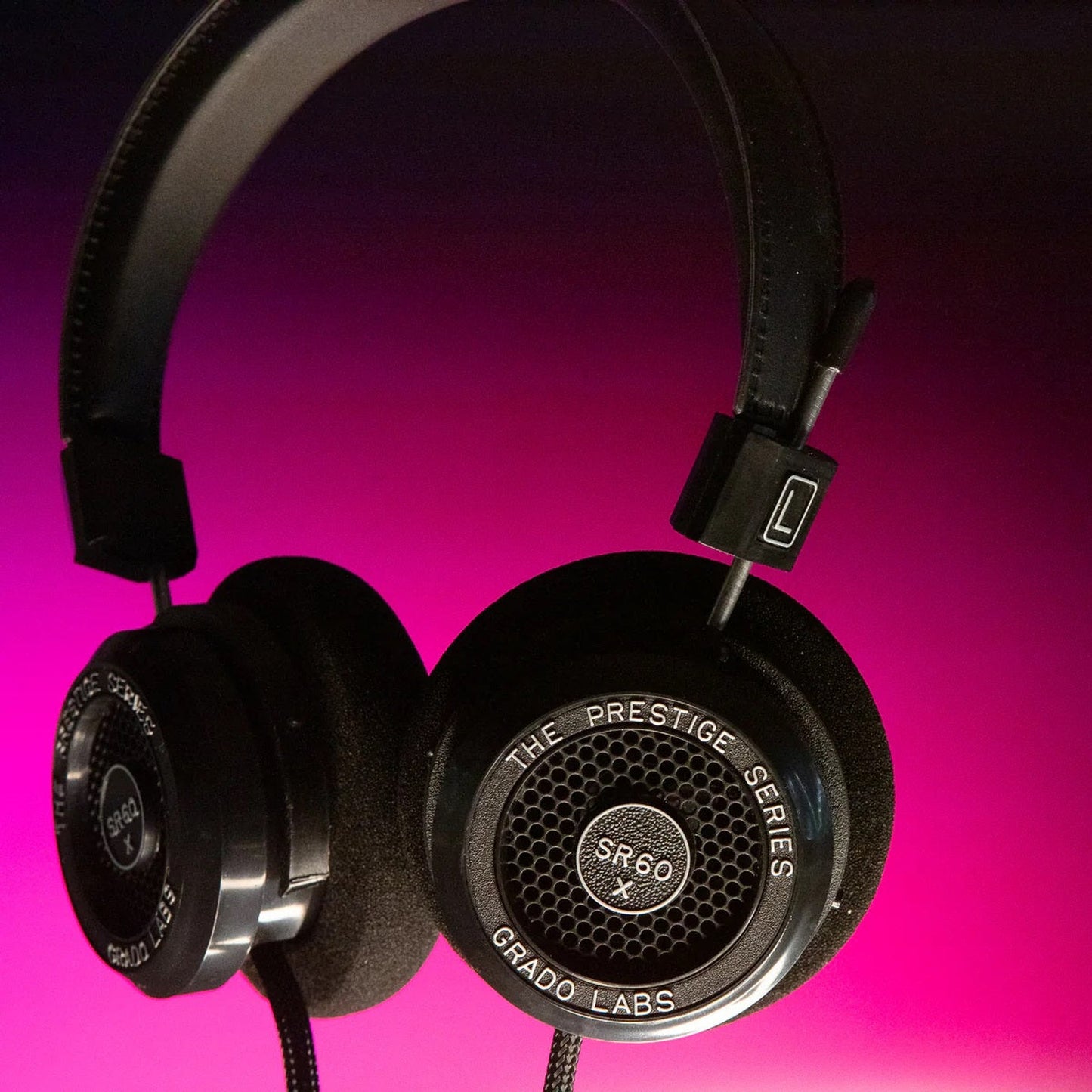 Grado Prestige SR60x Open-Back-Kopfhörer Lifestyle vor magentafarbenem Studiohintergrund