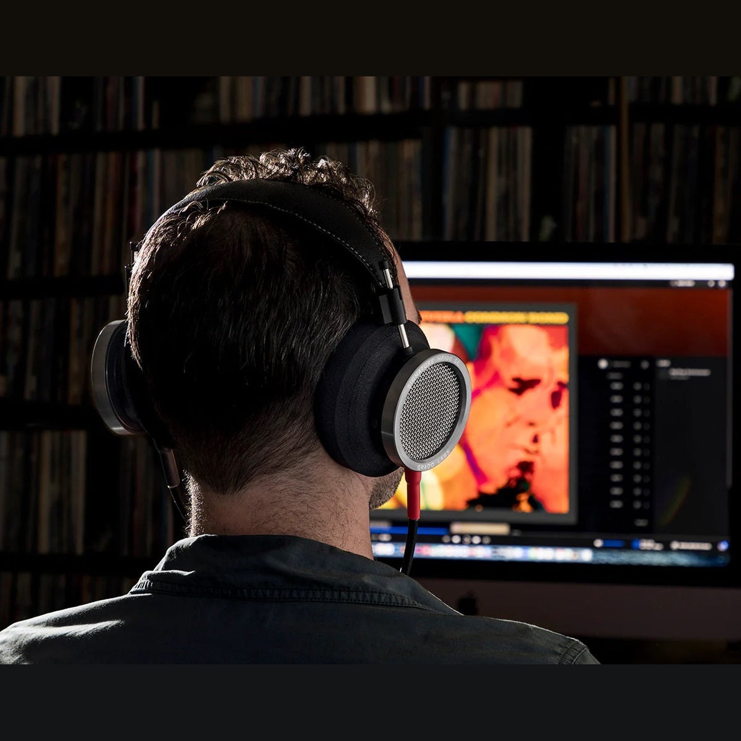 Grado Signature HP100 SE Open-Back-Kopfhörer Lifestyle beim Musikhören am Schreibtisch getragen