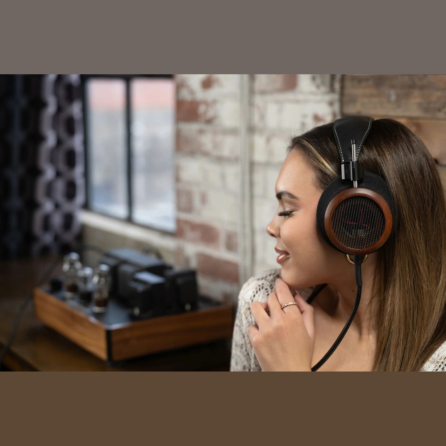 Grado Signature S950 Open-Back-Kopfhörer Lifestyle beim Musikhören am Röhrenverstärker getragen