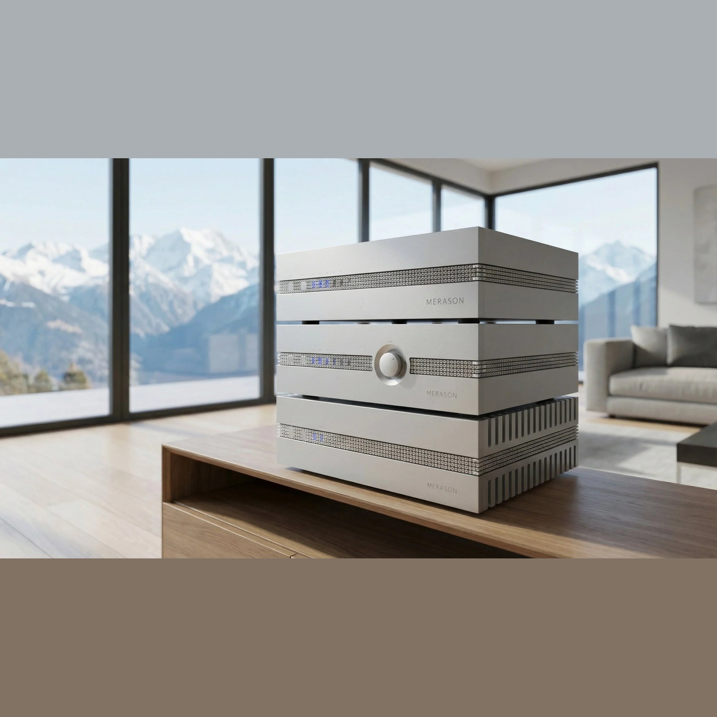 Merason Mountain Power Endverstärker Silber Lifestyle im Wohnzimmer
