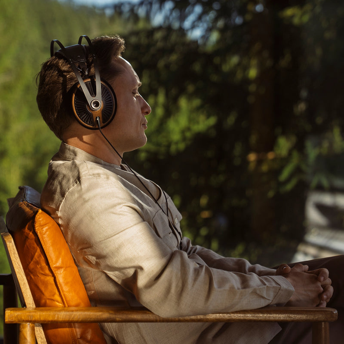 Meze Audio 105 Silva Over-Ear-Kopfhörer Lifestyle im Freien getragen