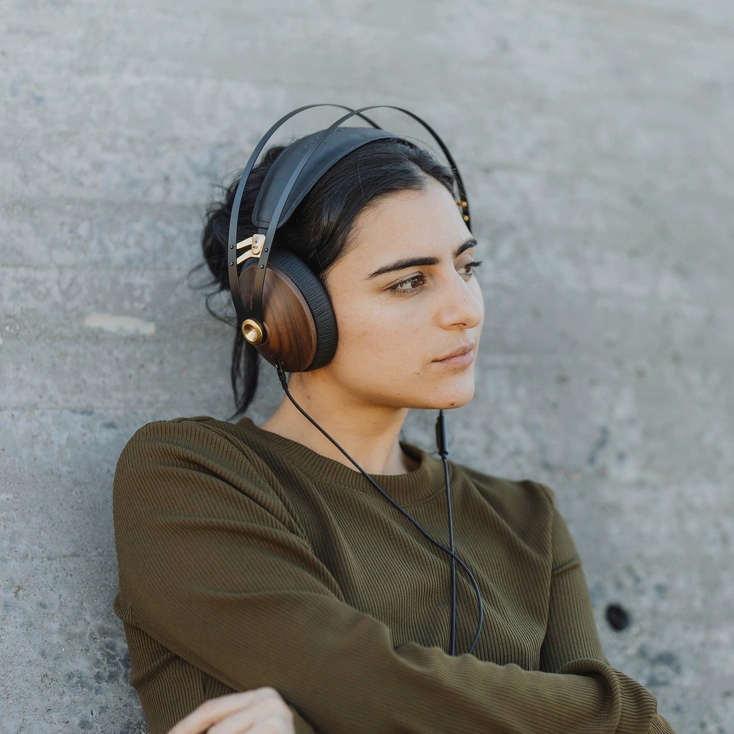 Meze Audio 99 Classics 2. Gen Kopfhörer Walnuss-Gold Lifestyle getragen