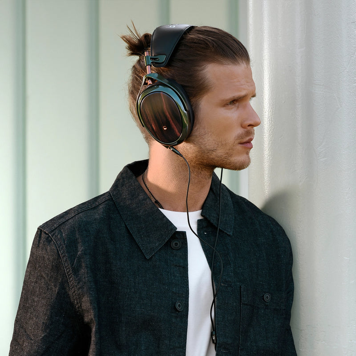 Meze Audio Strada Over-Ear-Kopfhörer Lifestyle getragen