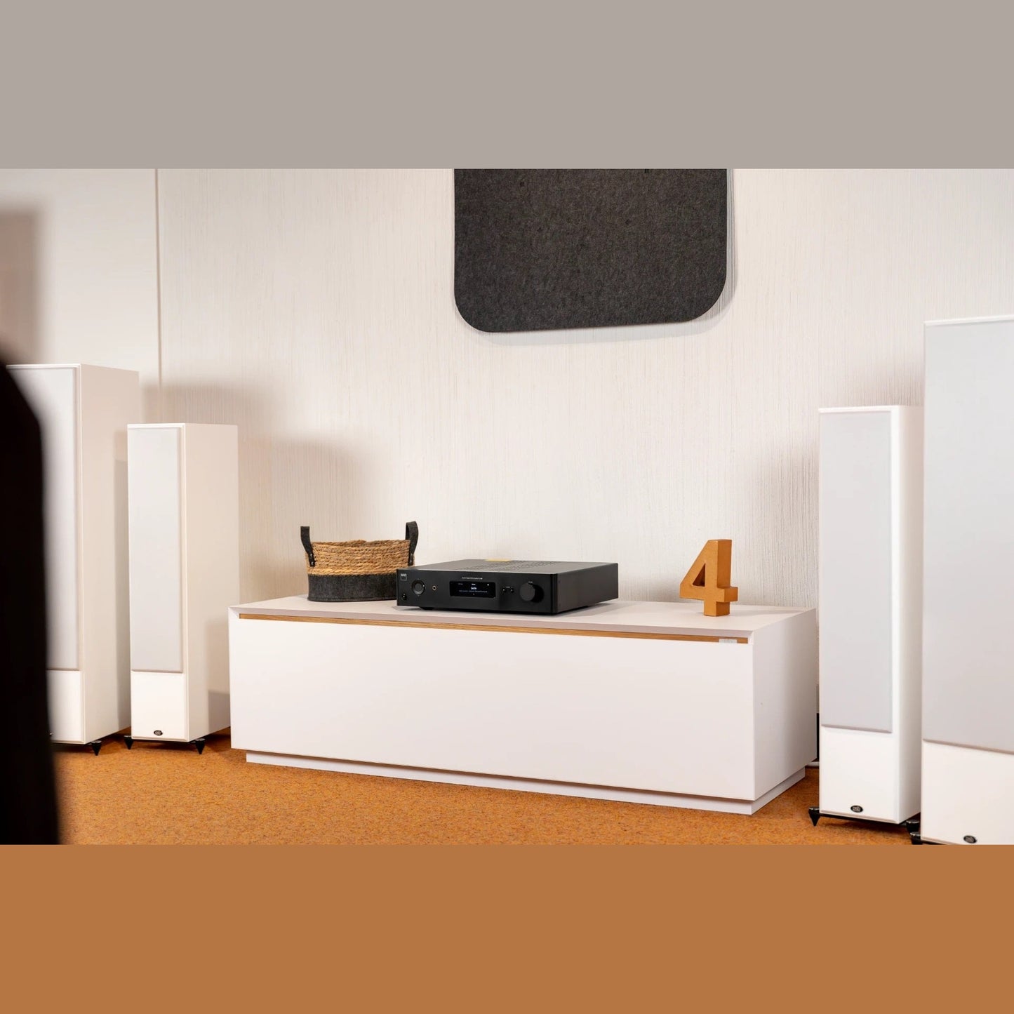 NAD C379 Stereo-Vollverstärker im Hi-Fi-Setup mit PSB T54 Standlautsprecher