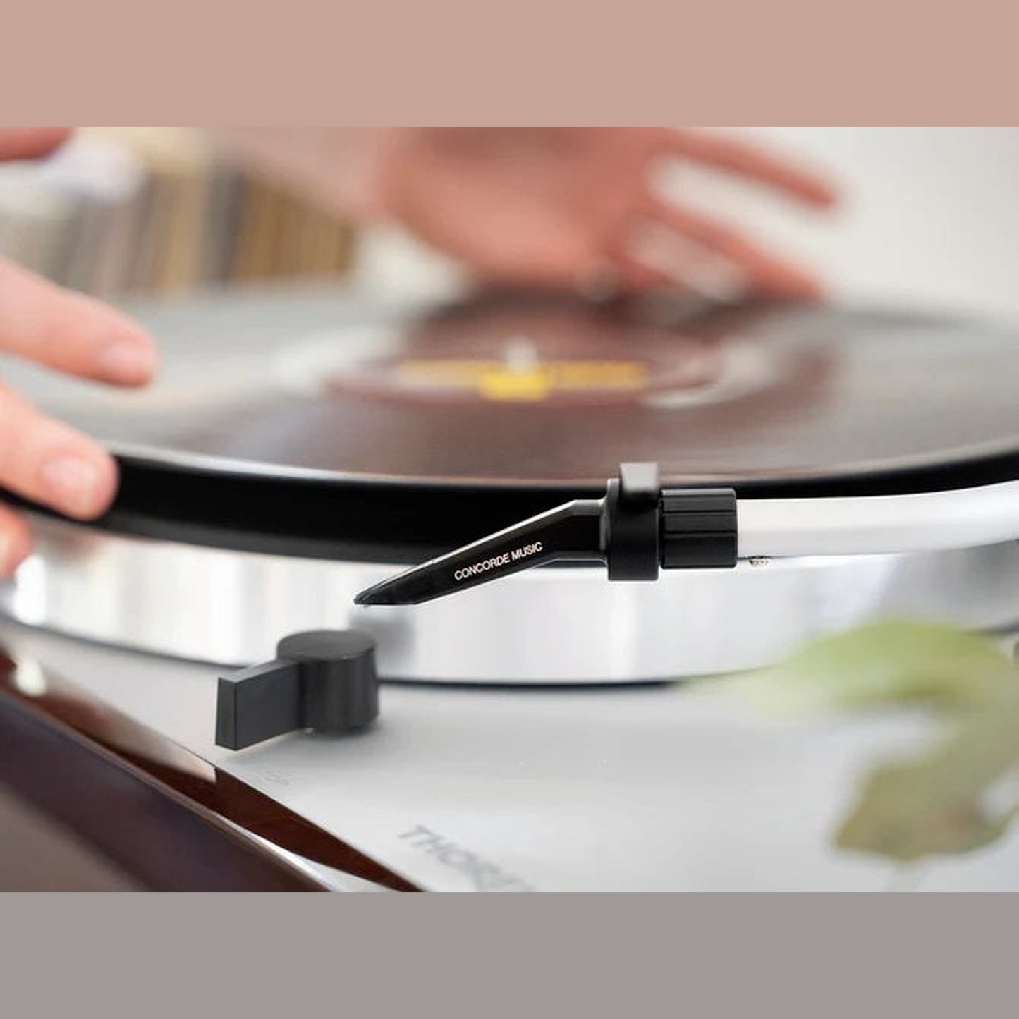 Ortofon Concorde Music Black MM-Tonabnehmer Lifestyle auf Thorens Plattenspieler