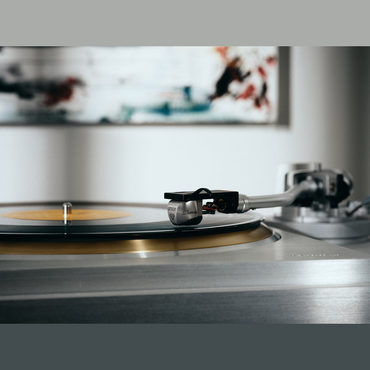 Ortofon MC Diamond Referenz-MC-Tonabnehmer Lifestyle am Plattenspieler im Wohnraum