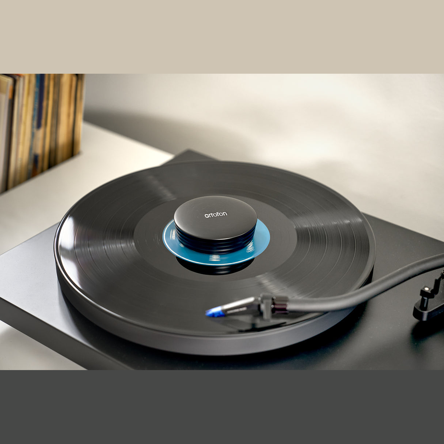 Ortofon Plattenstabilisator 240 g Schwarz Lifestyle auf Plattenspieler mit aufgelegter Schallplatte