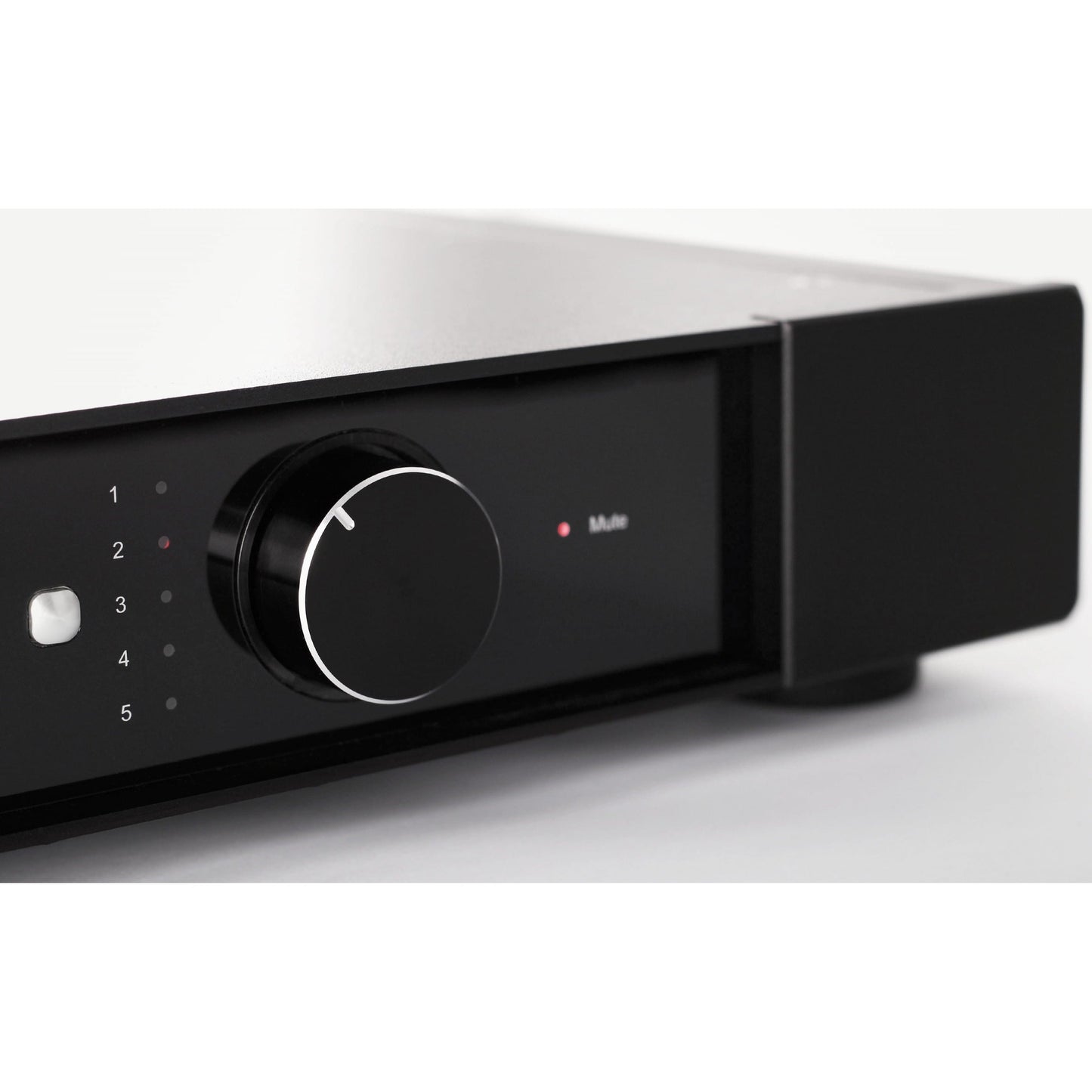 Rega Elex MK4 Vollverstärker Detailansicht Bedienfeld mit Lautstärkeregler und Mute