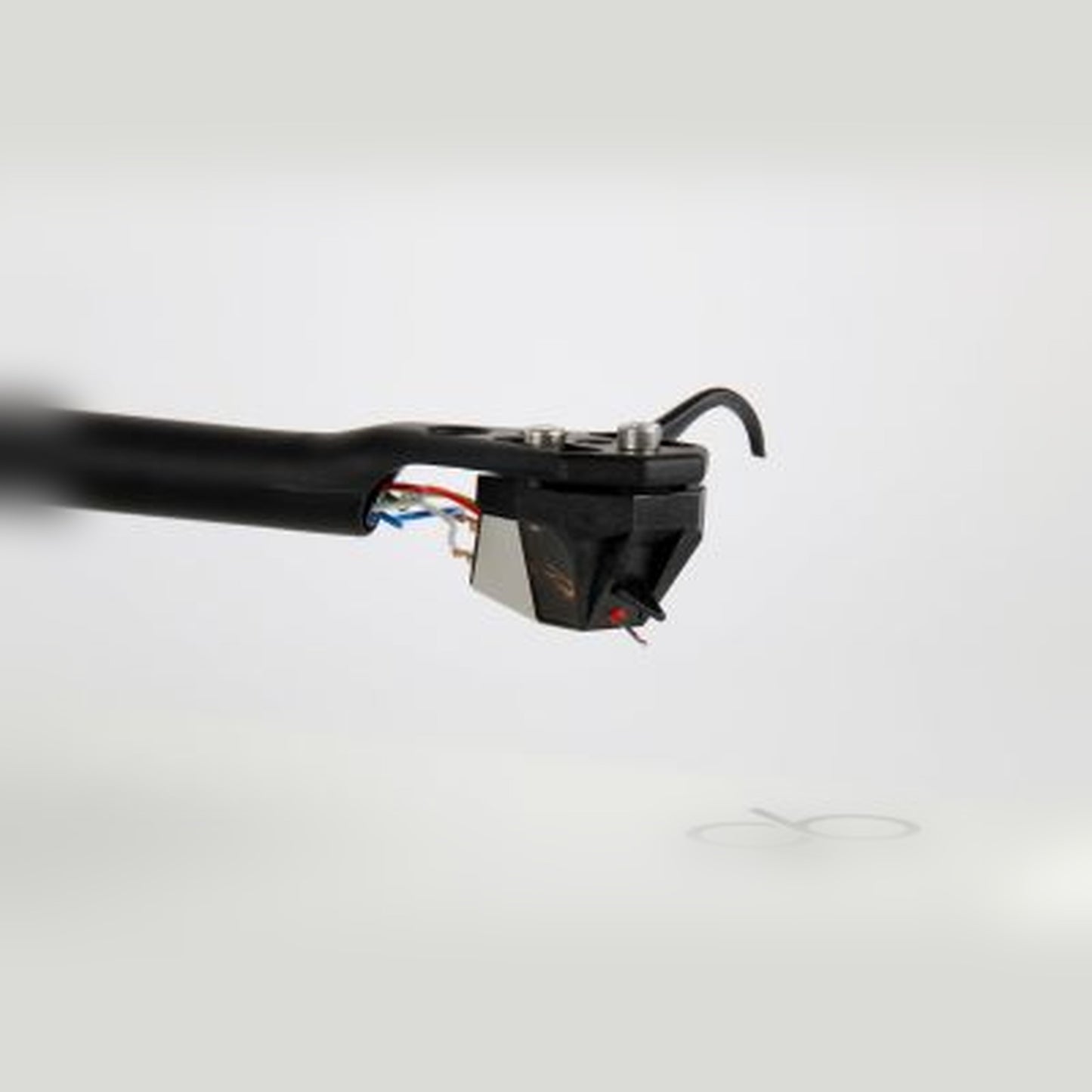 Rega Nd5 MM-Tonabnehmer montiert am Tonarm auf Schallplatte