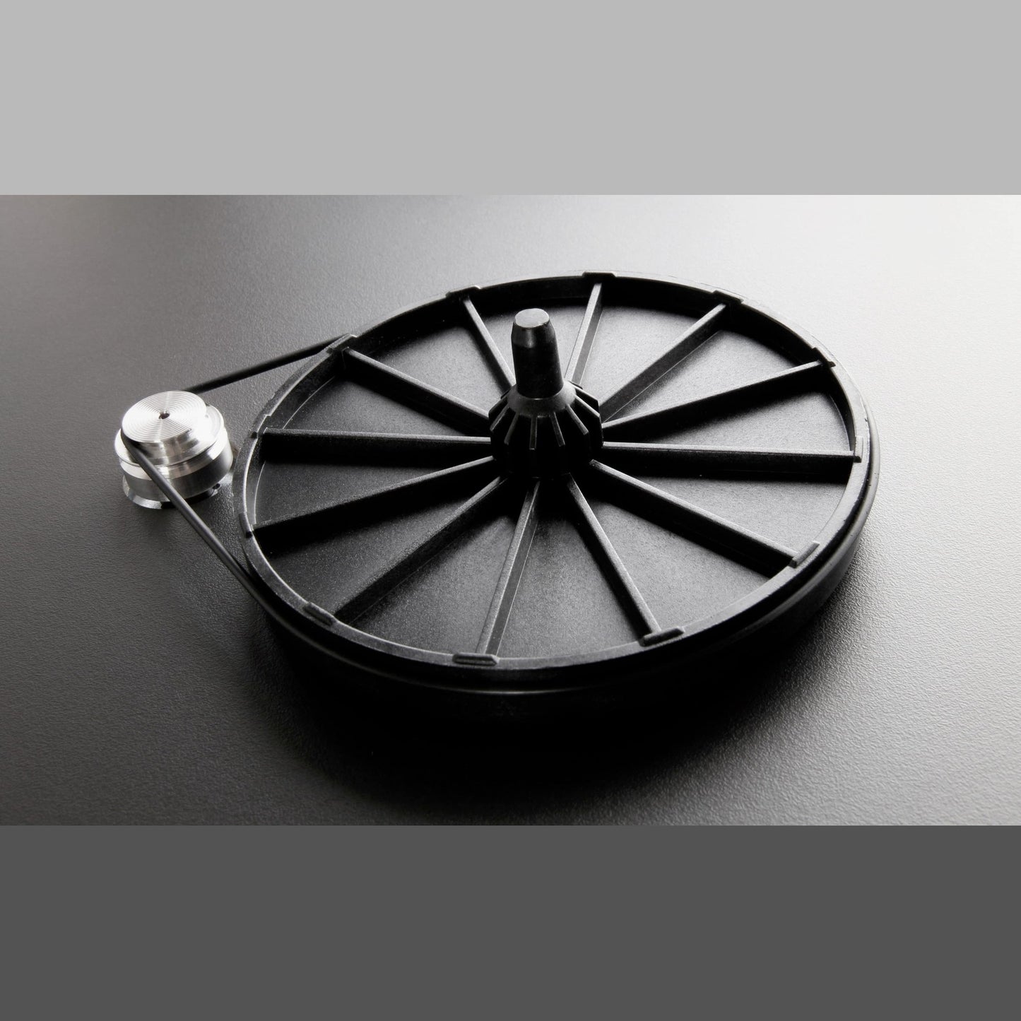 Rega Planar 1 Plus Plattenspieler Schwarz Detailansicht Subteller mit Riemenantrieb