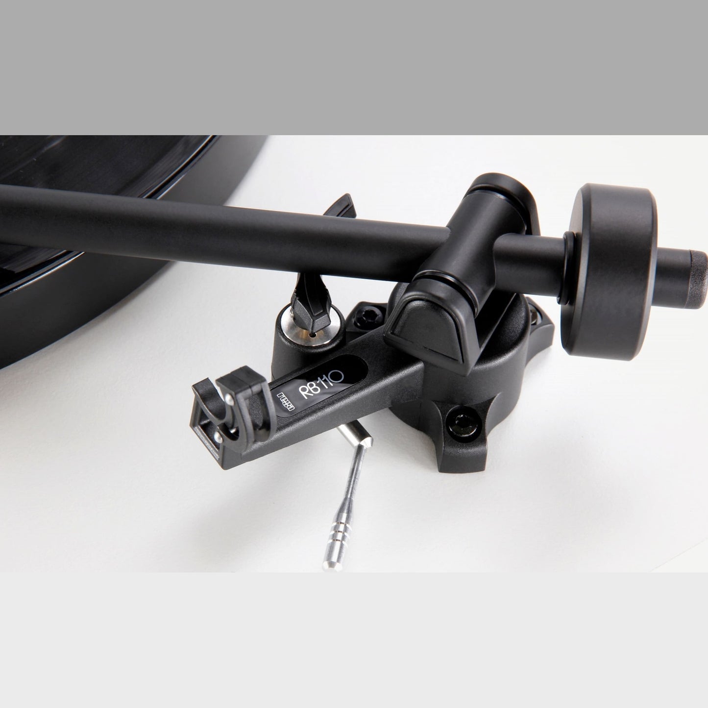 Rega Planar 1 Plus Plattenspieler Weiss Detailansicht RB110 Tonarmlager