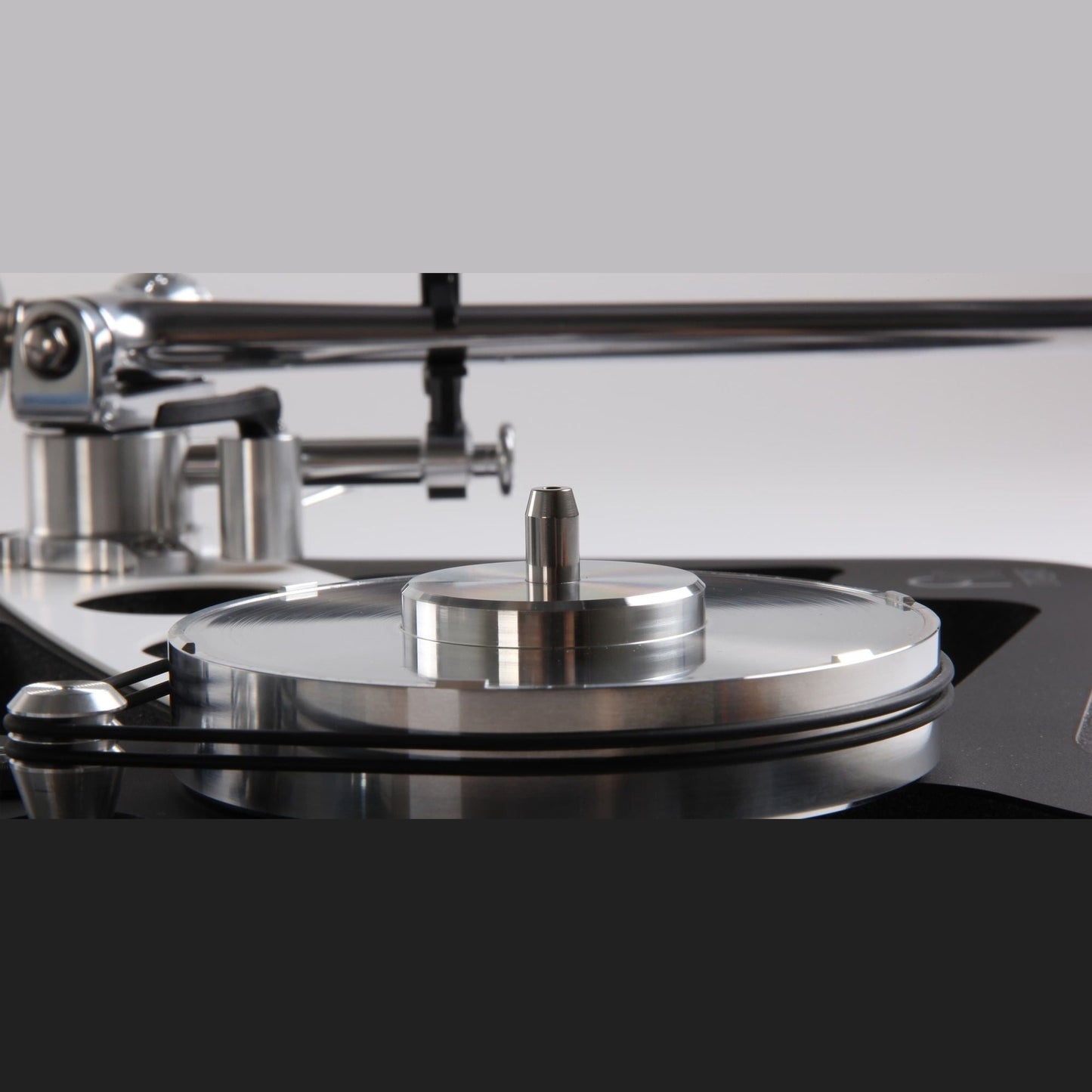 Rega Planar 10 Plattenspieler, Schwarz, Detailansicht Plattenteller-Spindel