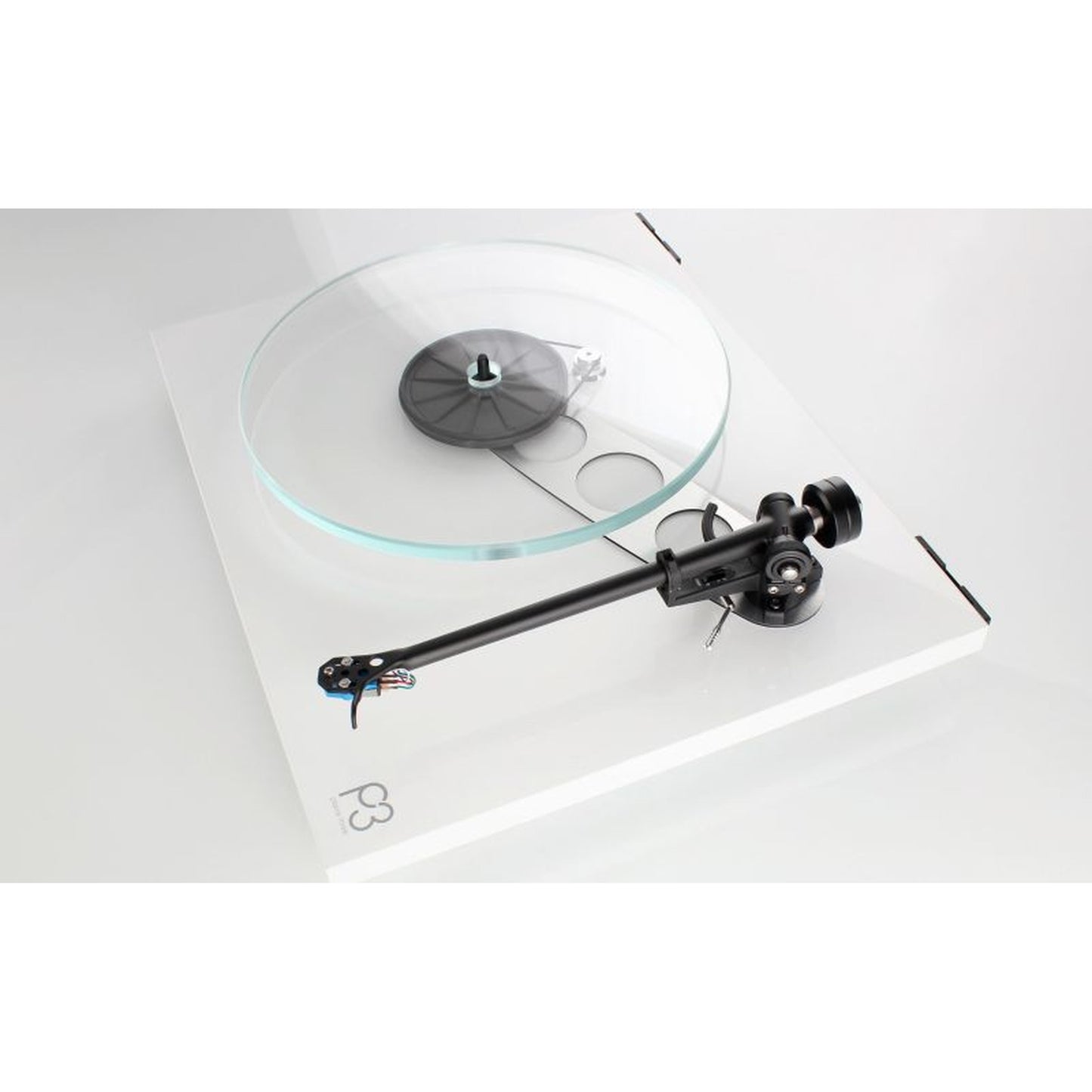 Rega Planar 3 Plattenspieler, Weiss, Schrägansicht mit Double-Brace-Technologie und Tonarm
