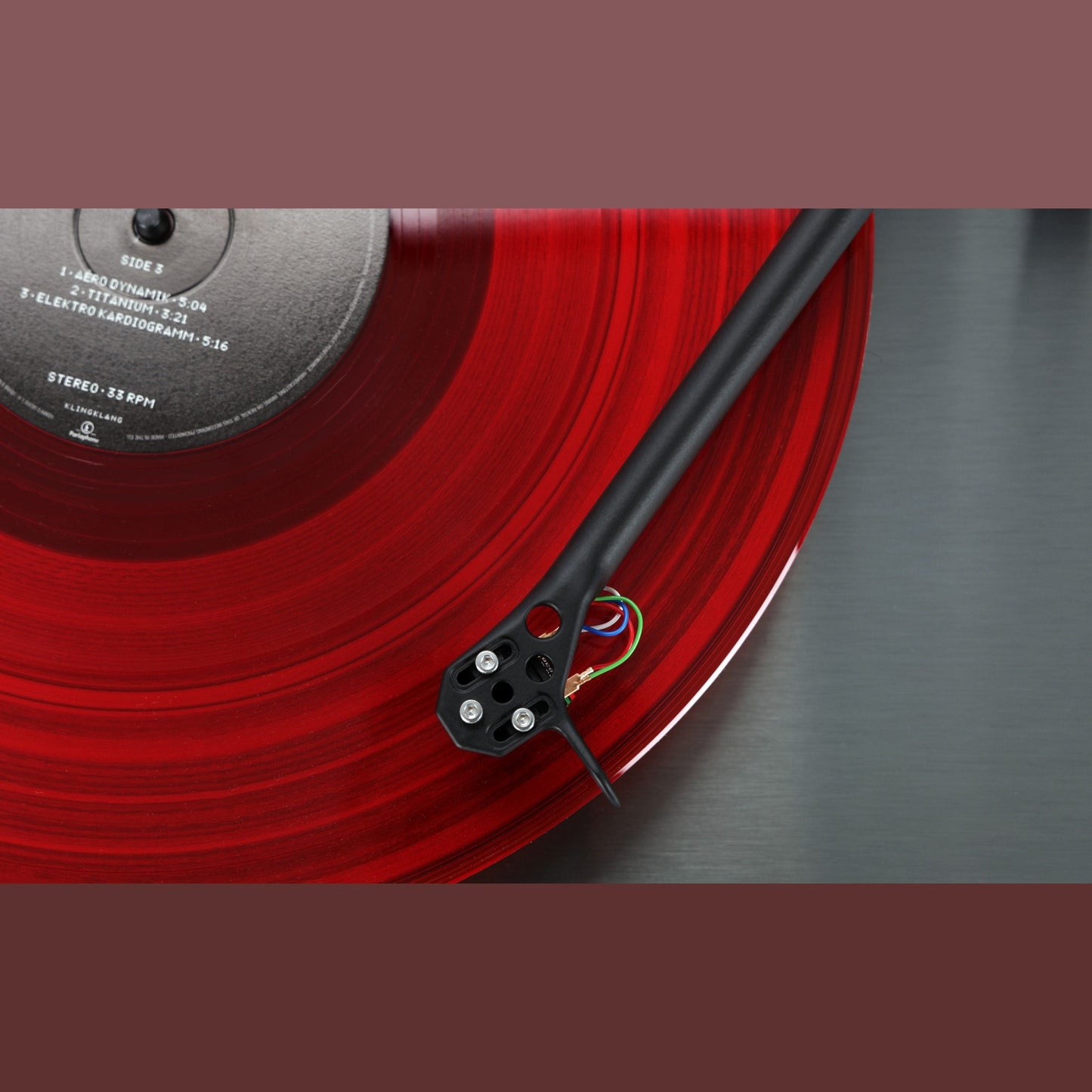 Rega Planar 3 RS Edition Plattenspieler Detailansicht Abtastnadel auf Schallplatte