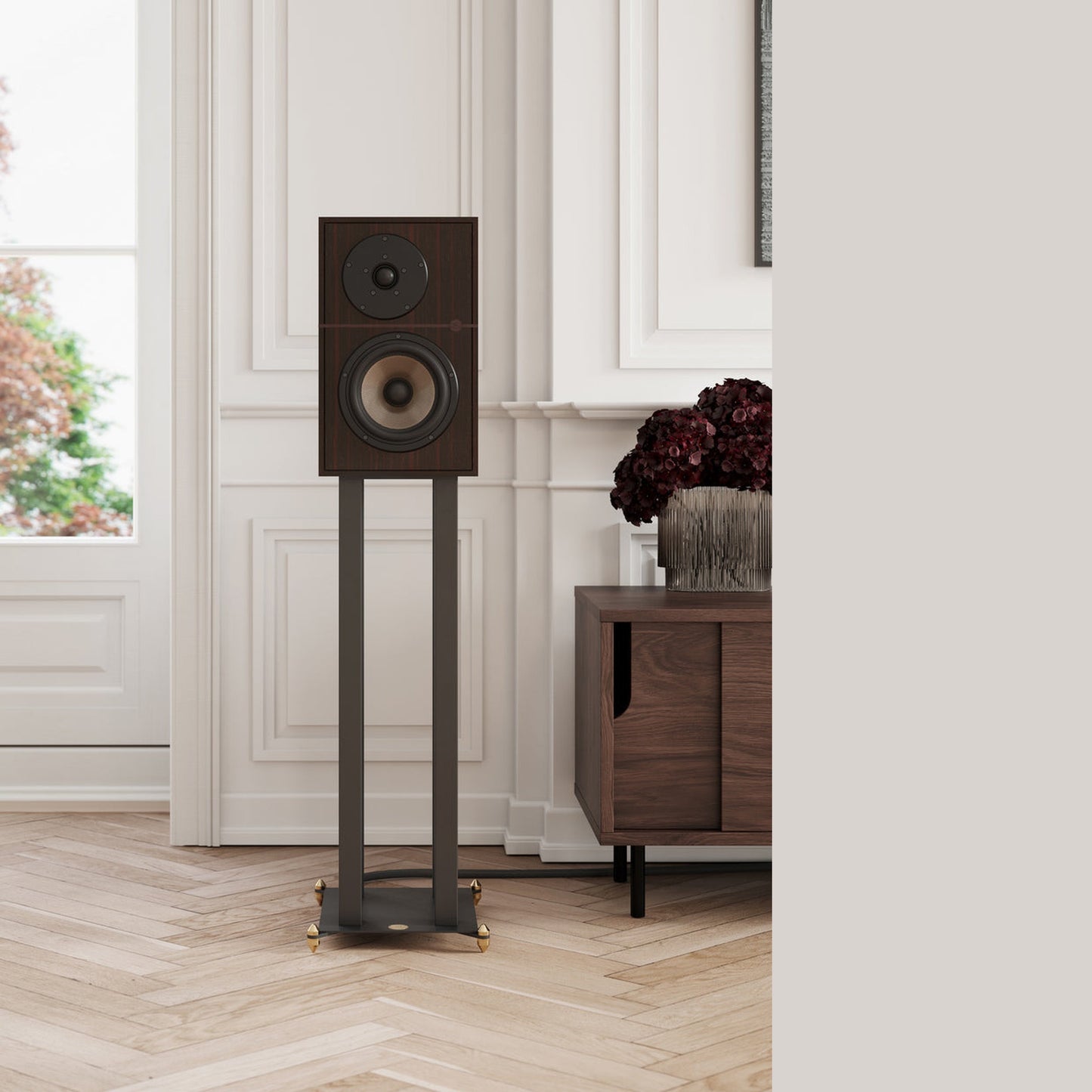 Revival Audio Atalante 3 Regallautsprecher Ebony Lifestyle im Wohnraum mit Blumenvase