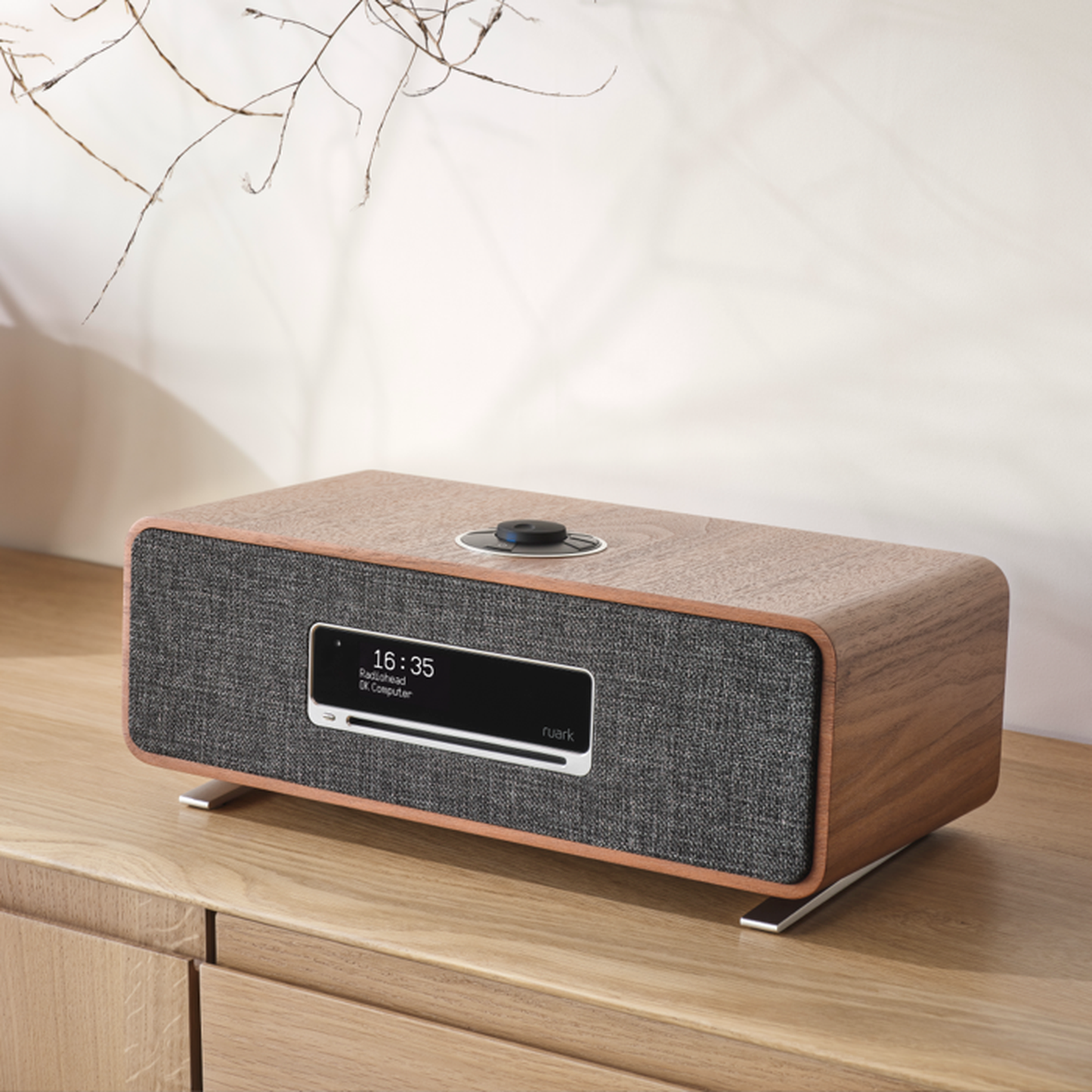 Ruark R3S Kompaktanlage mit CD & Streaming Nussbaum Lifestyle auf Sideboard